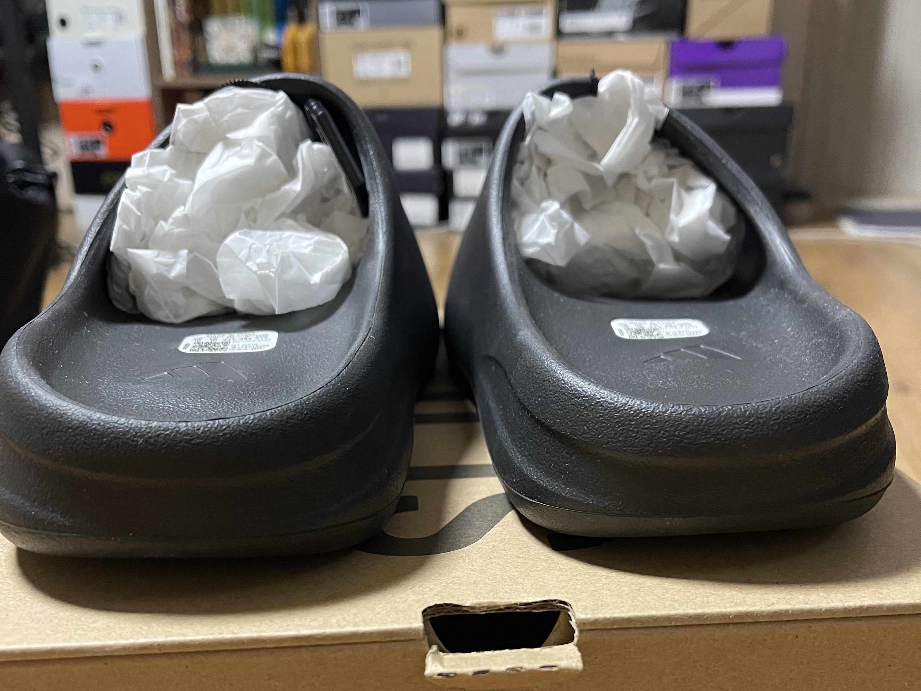 Adidas Yeezy Slide Onyx 착용 스타일 - 2