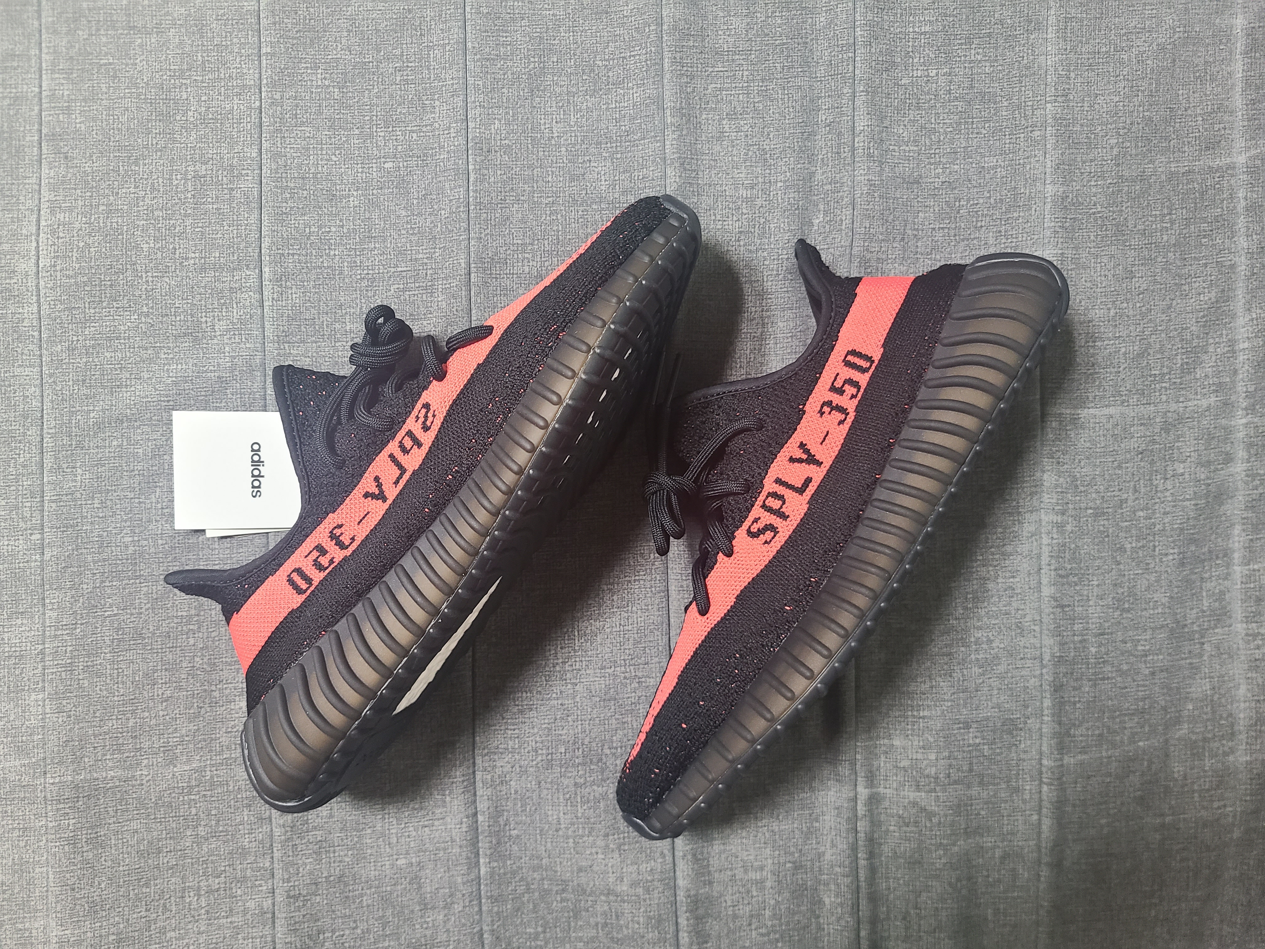 Adidas Yeezy Boost 350 V2 Core Black Red 2022/2023 착용 스타일