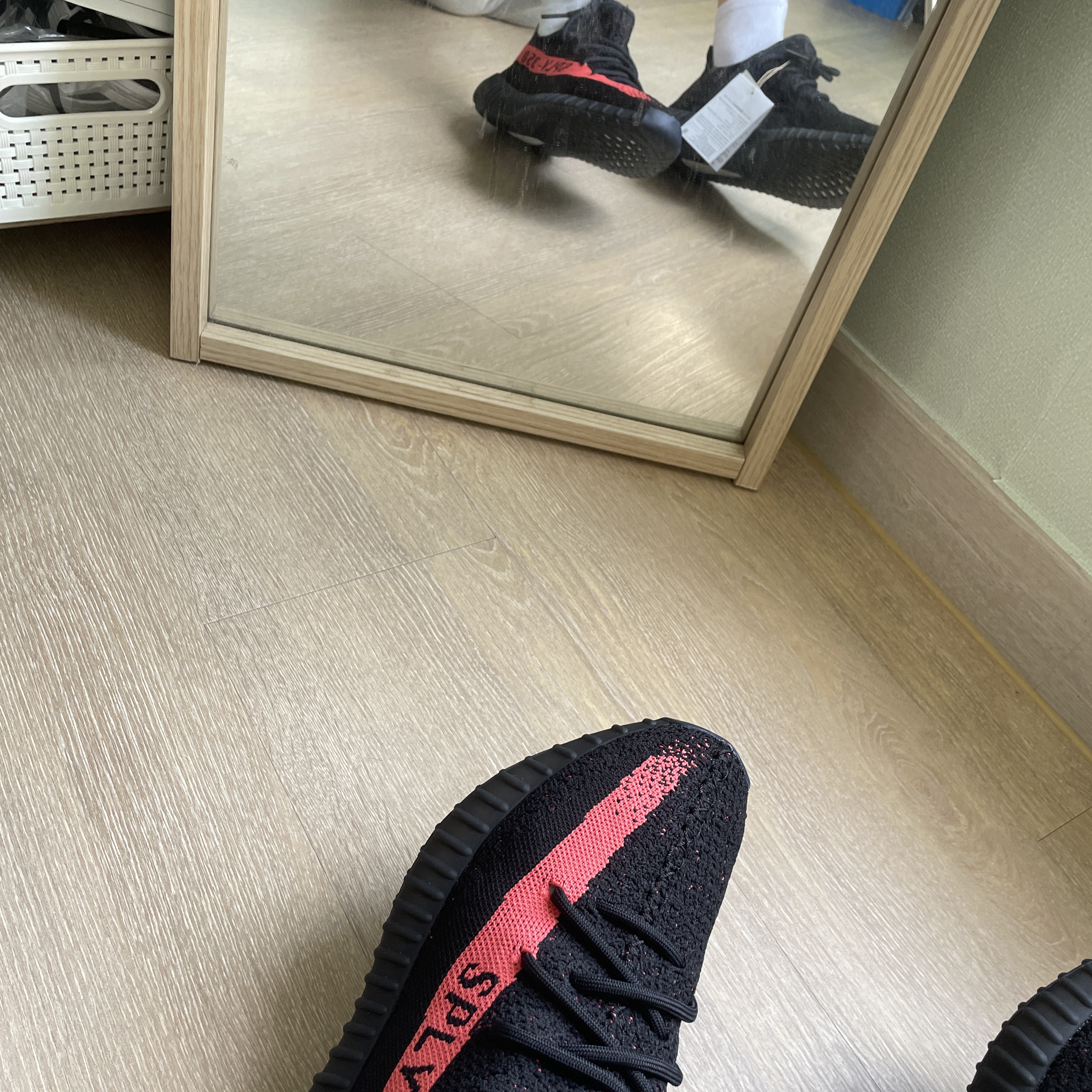 Adidas Yeezy Boost 350 V2 Core Black Red 2022/2023 착용 스타일