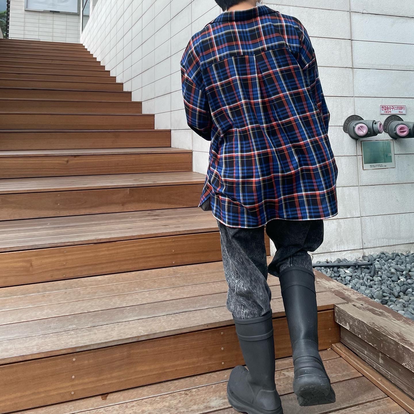Balenciaga x Crocs Rubber Boot Black 착용 스타일 - 3