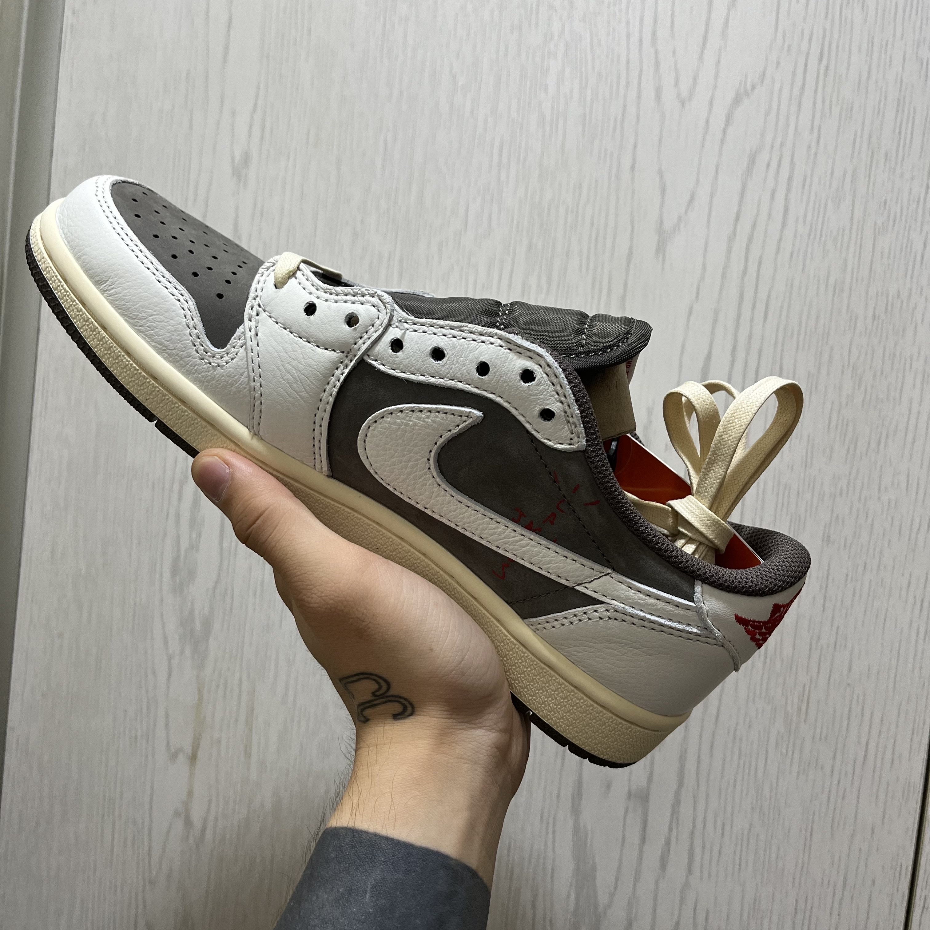 Jordan 1 x Travis Scott Retro Low OG SP Sail and Ridgerock, Jordan 1 x Travis Scott Retro Low OG SP Mocha 착용 스타일 - 1