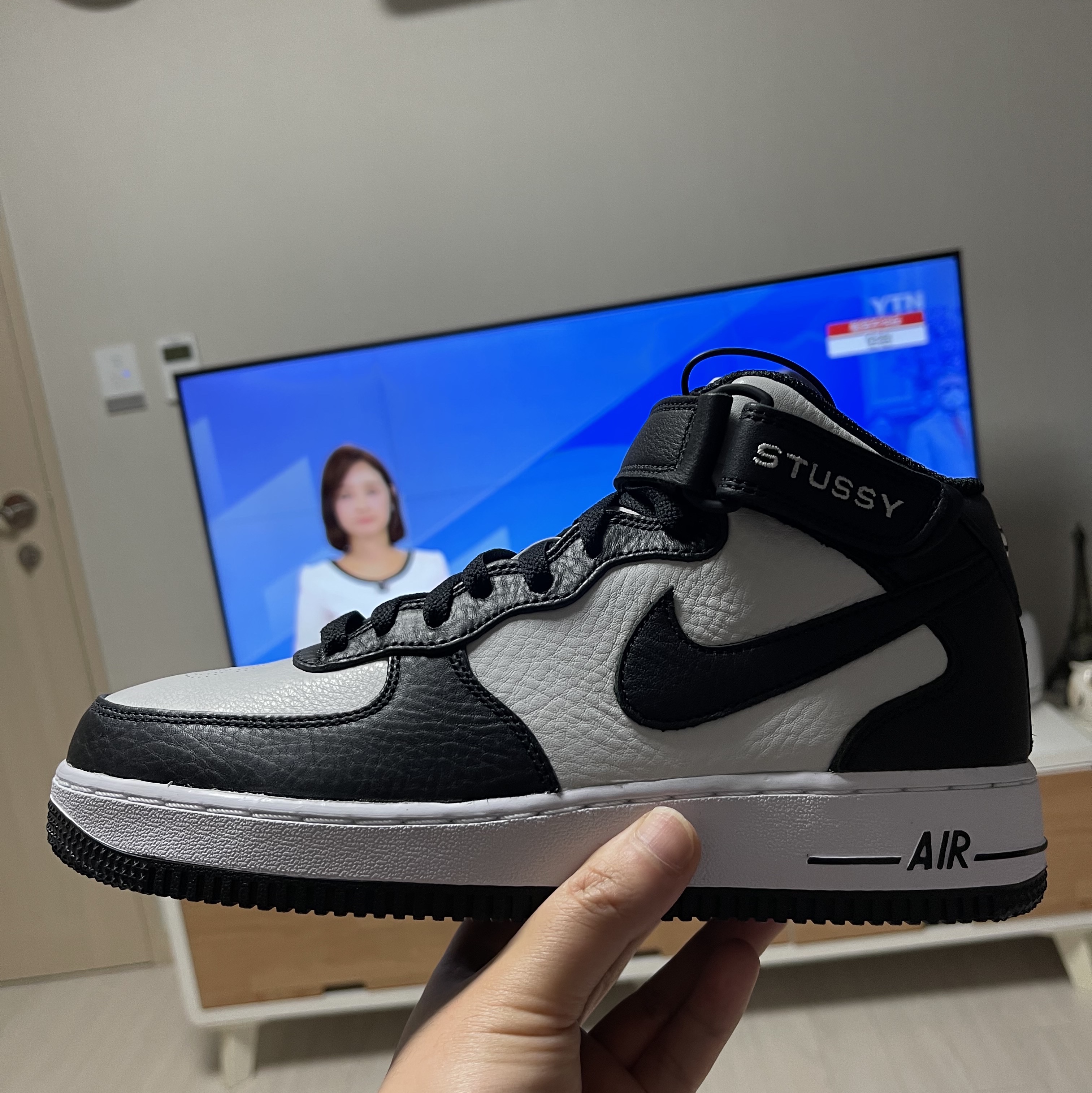 Nike x Stussy Air Force 1 '07 Mid SP Black and Light Bone 착용 스타일