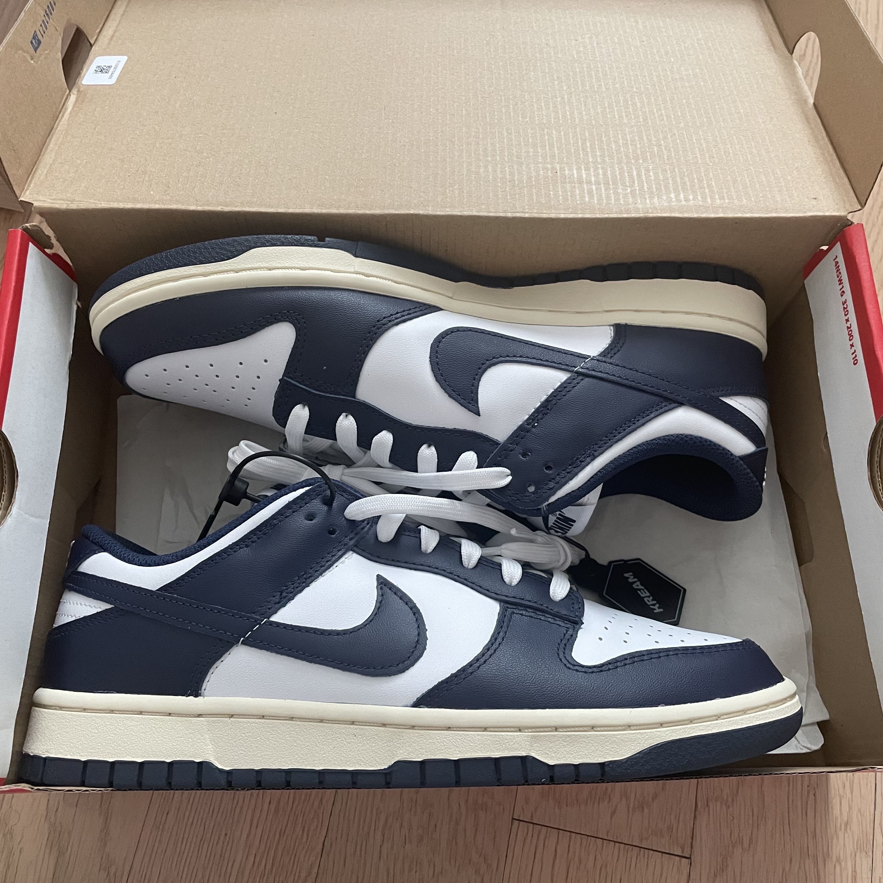 Jordan 1 Mid Light Smoke Grey, (W) Nike Dunk Low Vintage Midnight Navy 착용 스타일 - 3