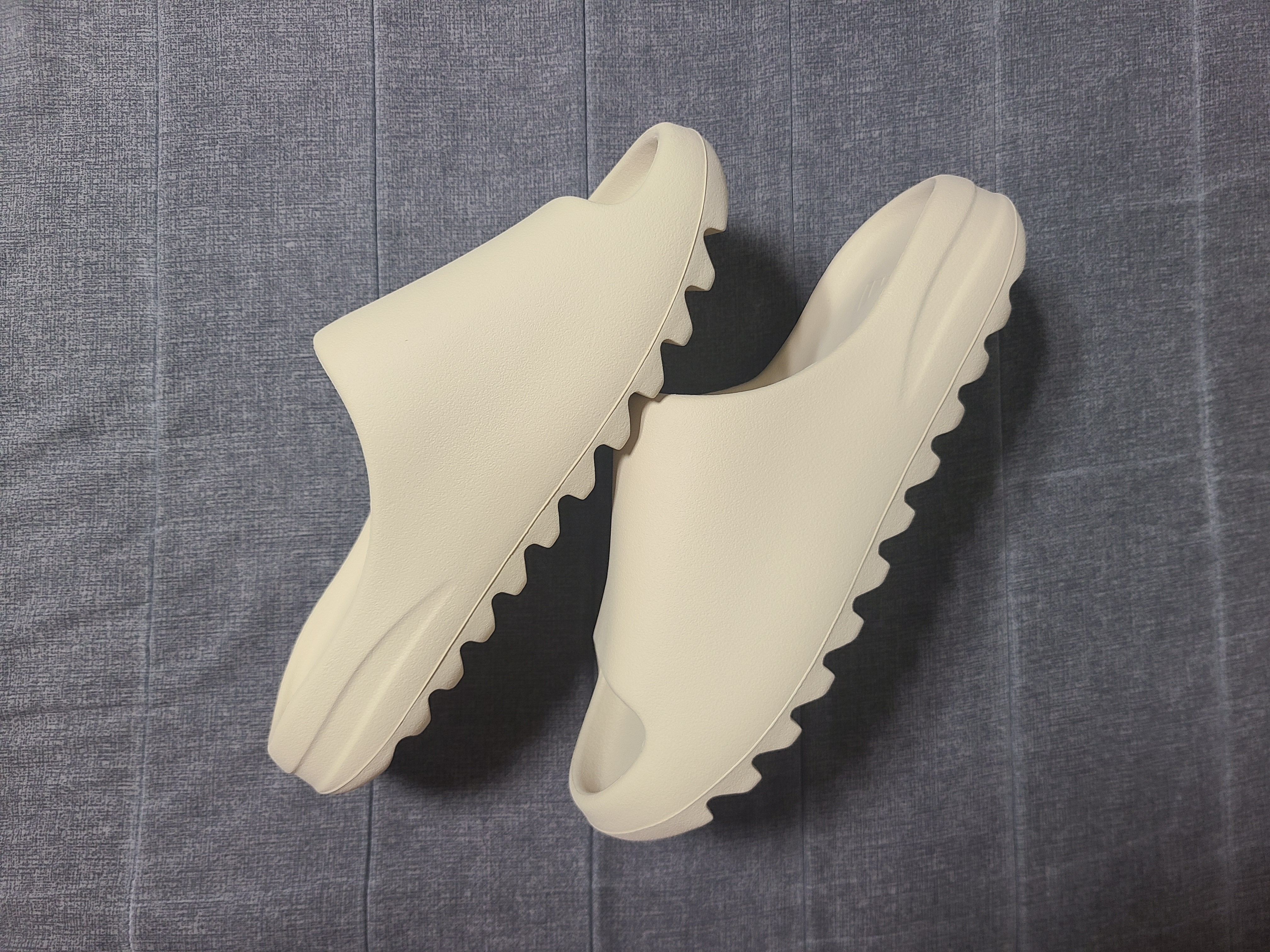Adidas Yeezy Slide Bone 2022/2023 착용 스타일