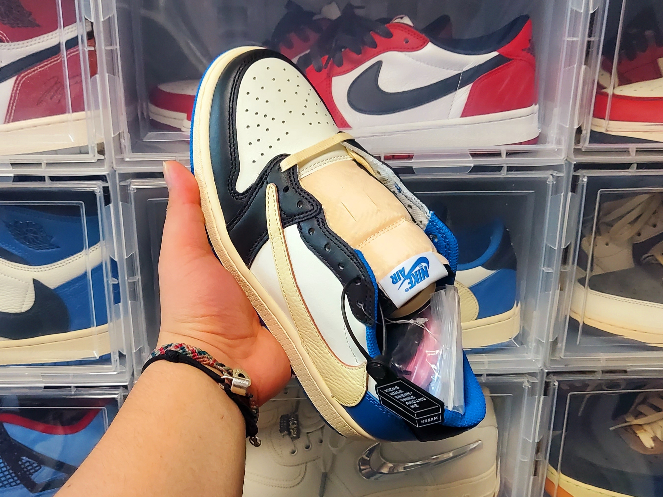 Jordan 1 x Travis Scott x Fragment Retro Low OG SP Military Blue 착용 스타일 - 3