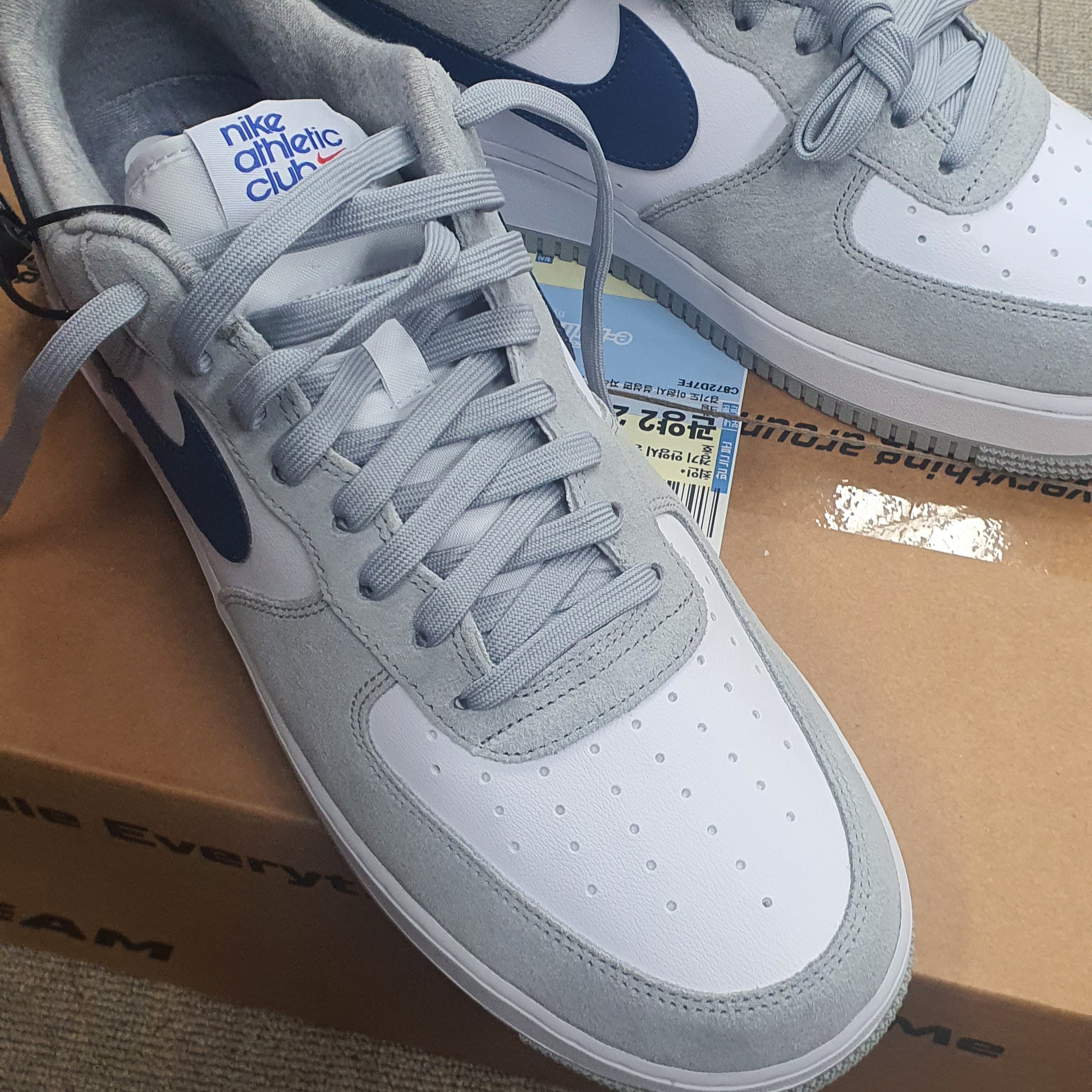Nike Air Force 1 '07 LV8 Athletic Club Light Smoke Grey Marina 착용 스타일