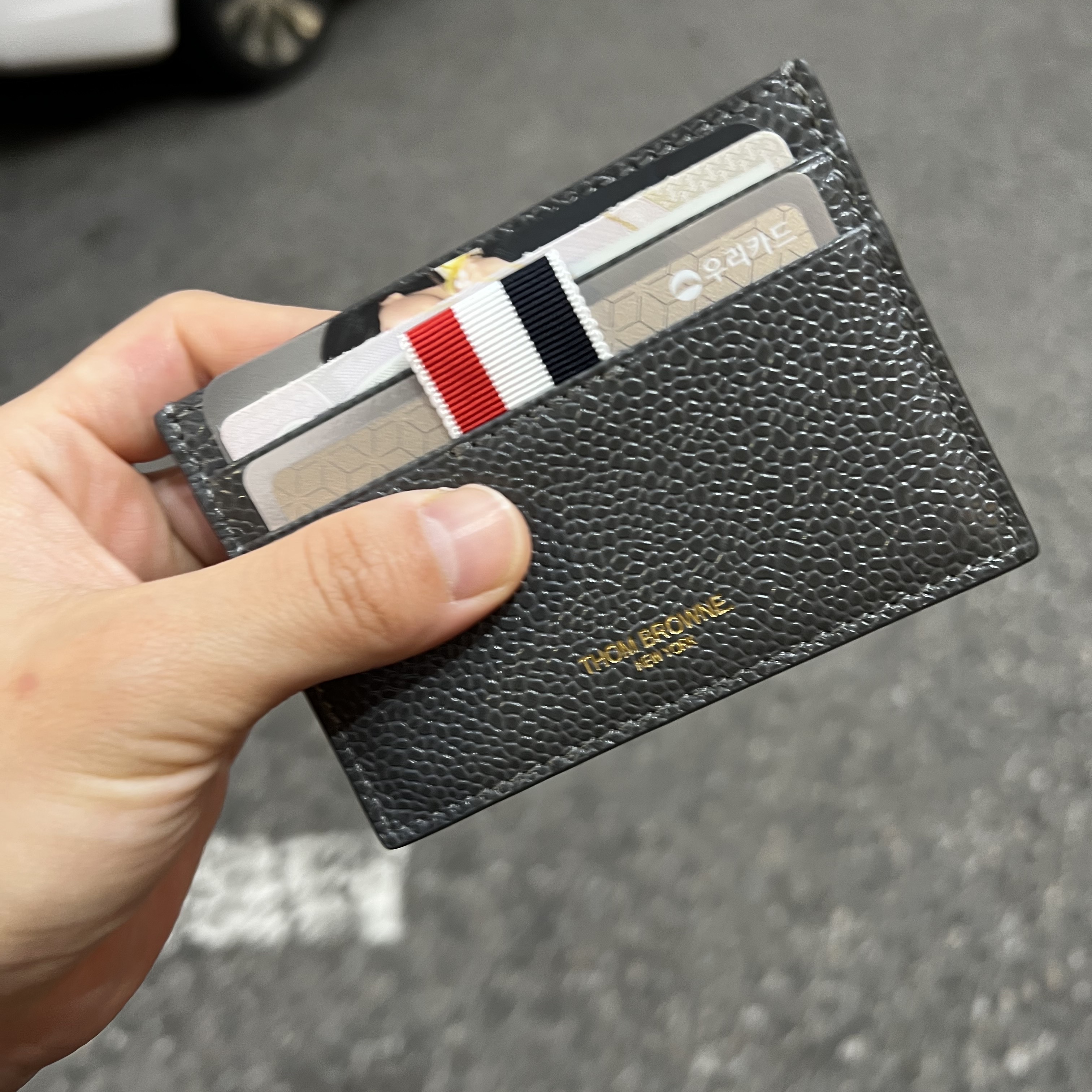 Thom Browne Pebble Grain Leather Stripe Single Card Holder Dark Grey 착용 스타일