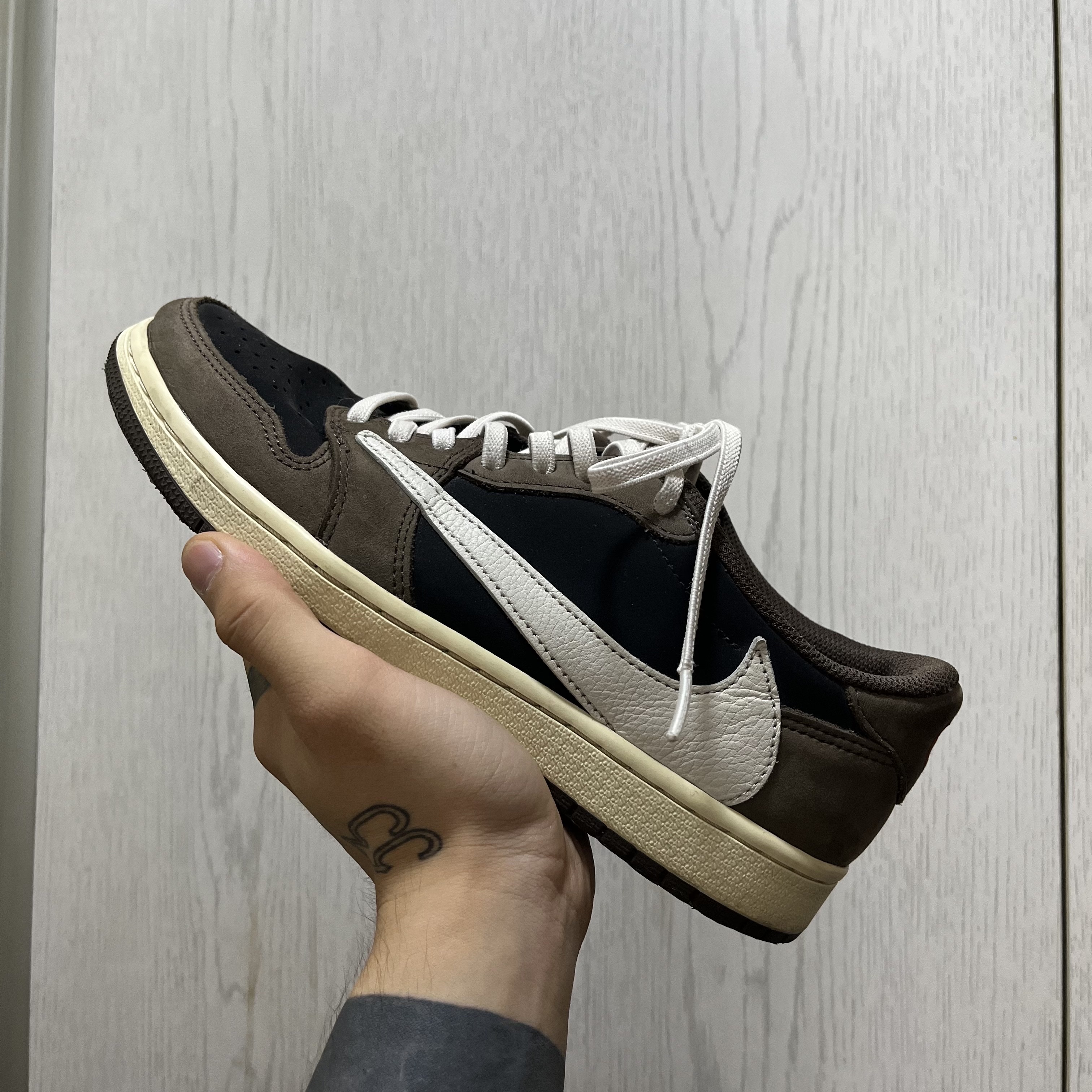 Jordan 1 x Travis Scott Retro Low OG SP Sail and Ridgerock, Jordan 1 x Travis Scott Retro Low OG SP Mocha 착용 스타일 - 2