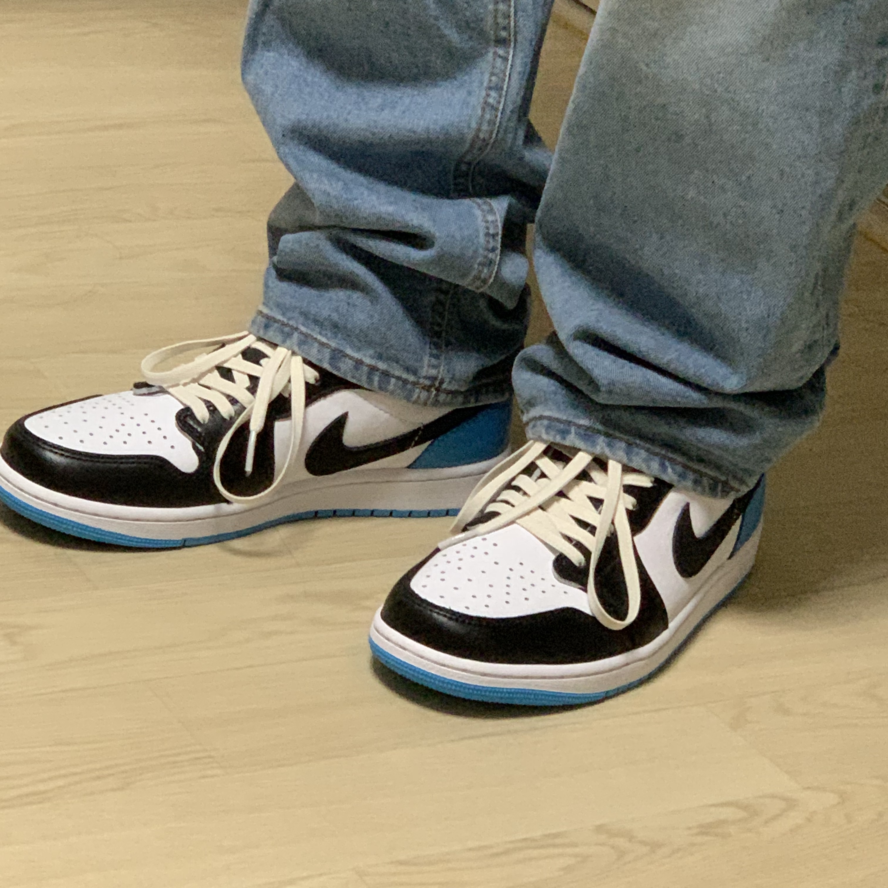 Jordan 1 Retro Low OG Black and Dark Powder Blue 착용 스타일 - 1