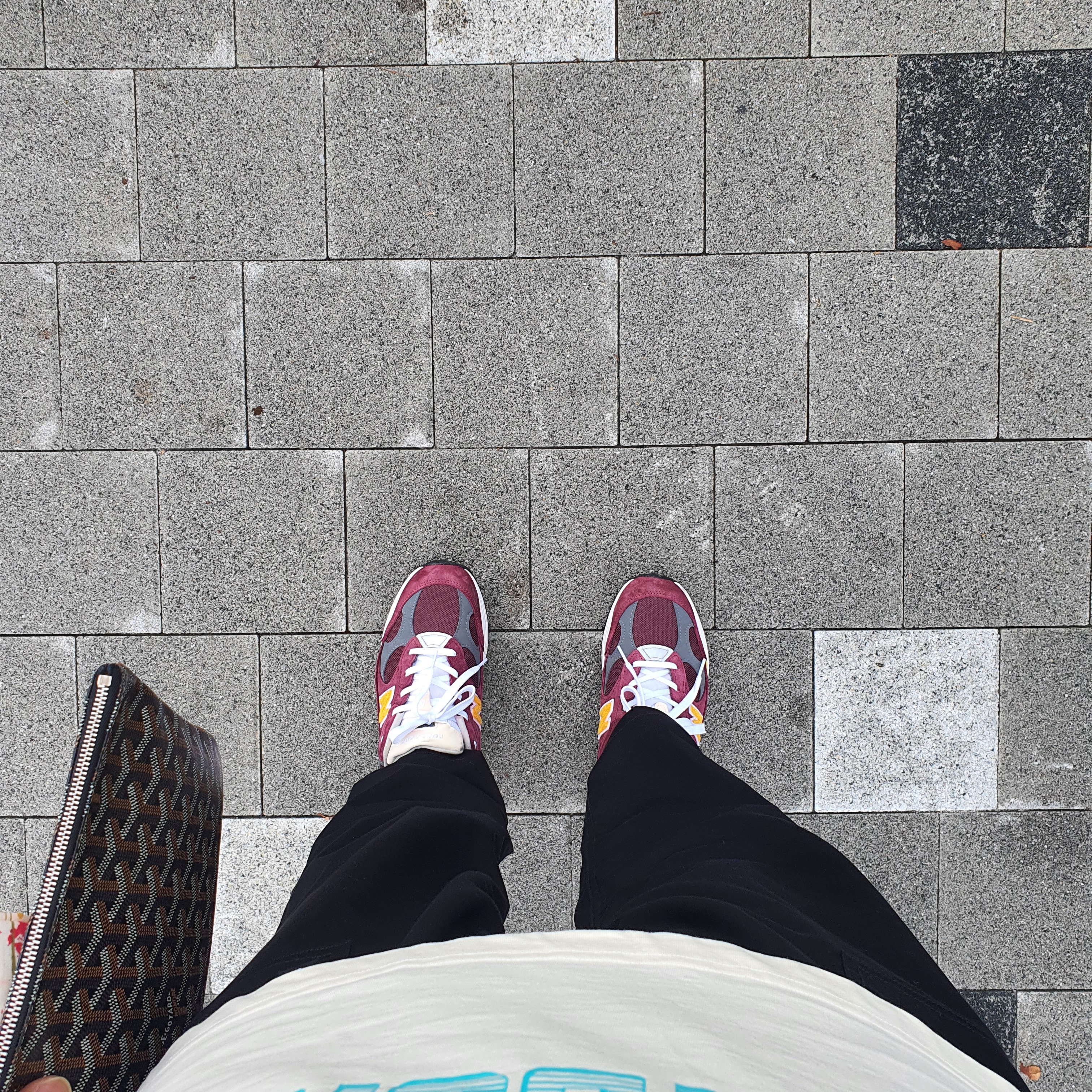 New Balance 992 Made in USA Burgundy Gold 착용 스타일 - 5
