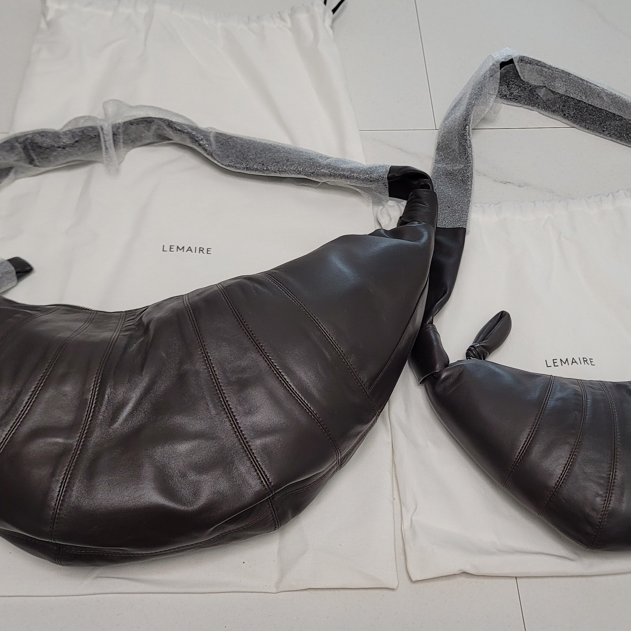 Lemaire Large Croissant Bag Soft Nappa Leather Dark Chocolate, Lemaire Small Croissant Bag Soft Nappa Leather Dark Chocolate 착용 스타일 - 3