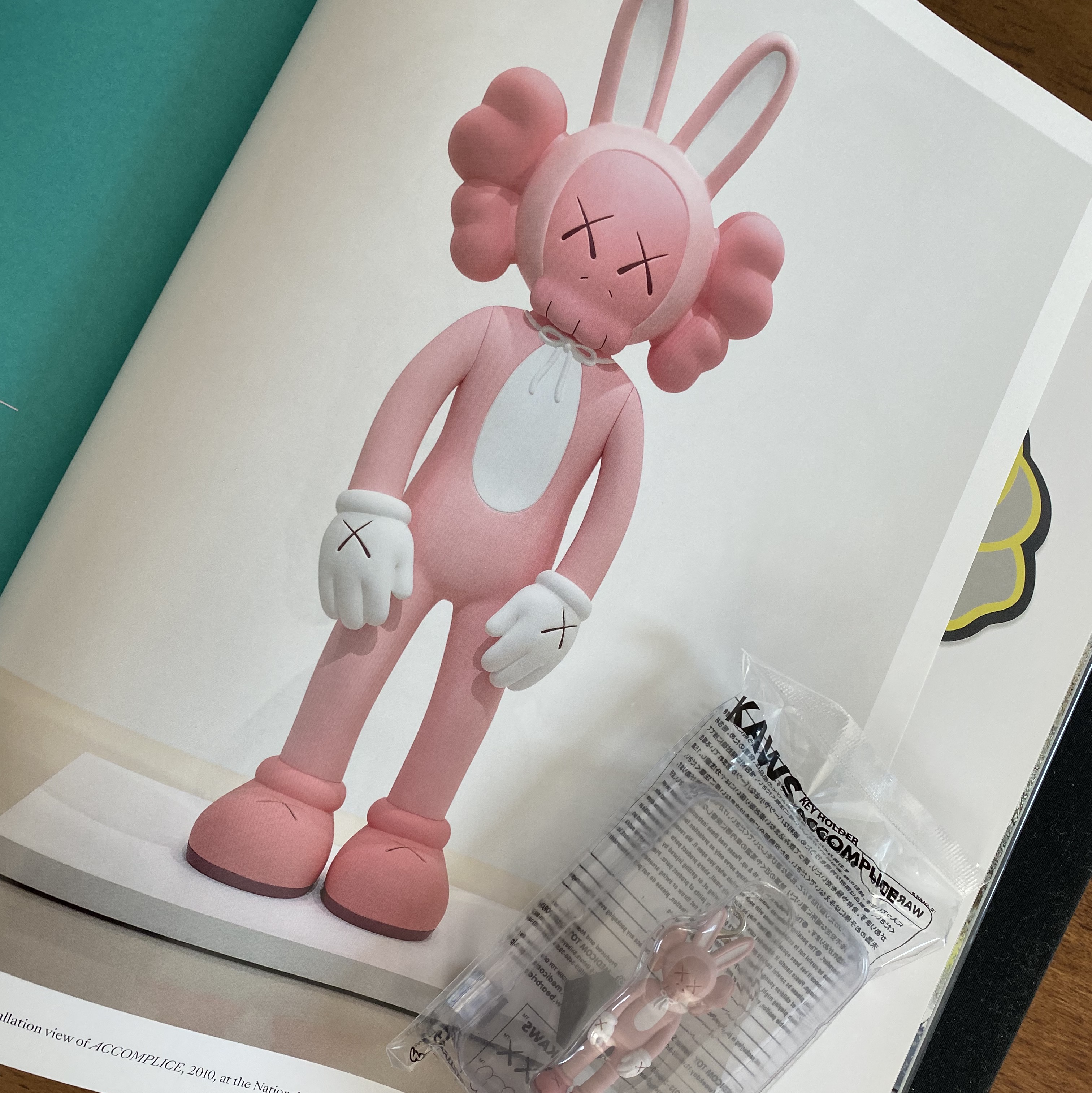 Kaws Tokyo First Accomplice Keychain Pink 착용 스타일 - 1
