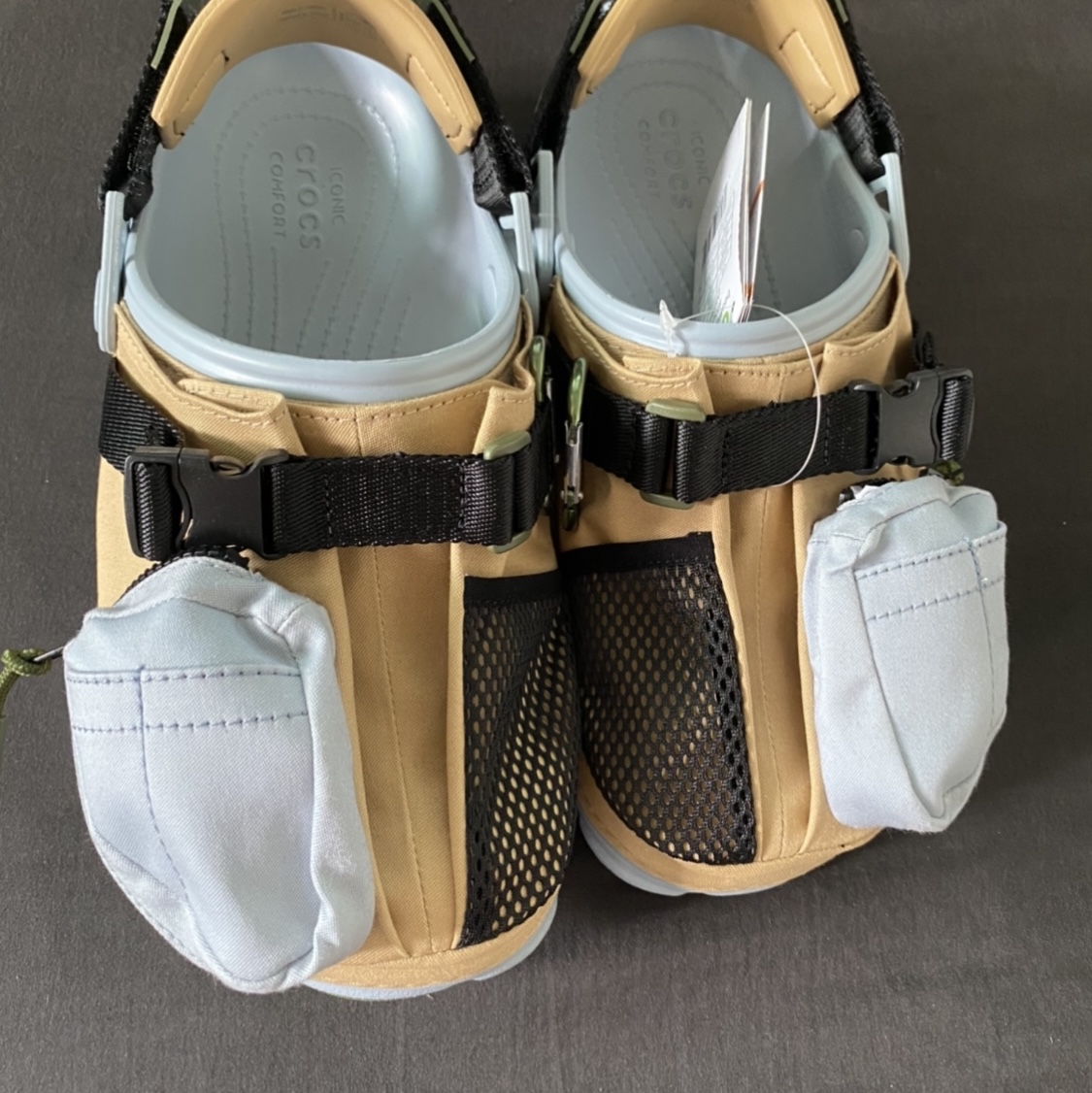 Crocs x Beams Classic All Terrain Mountain Parka Clog Beige 착용 스타일 - 1
