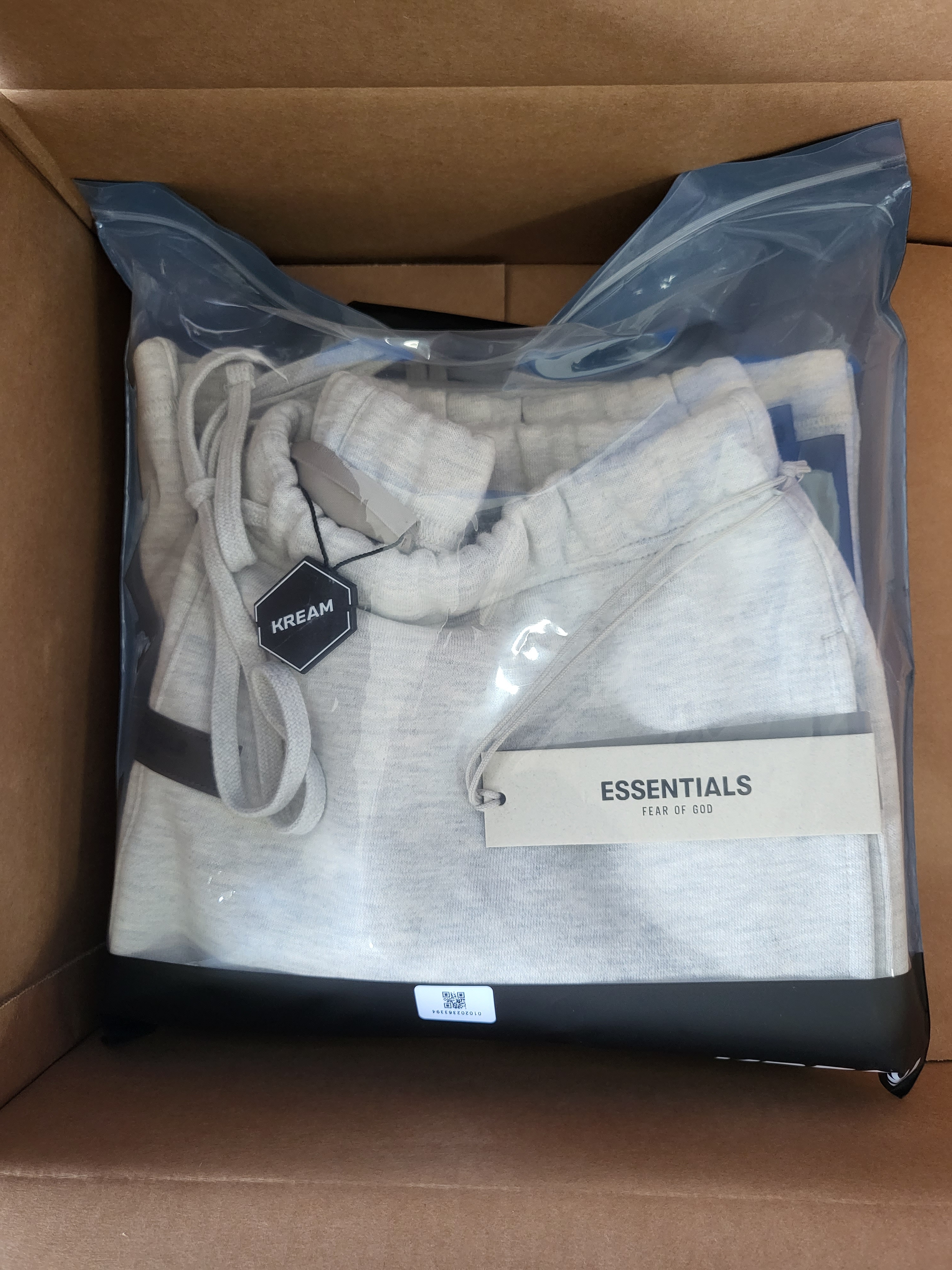Essentials The Core Collection Sweatshorts Light Oatmeal, Essentials The Core Collection T-Shirt Light Oatmeal 착용 스타일 - 2