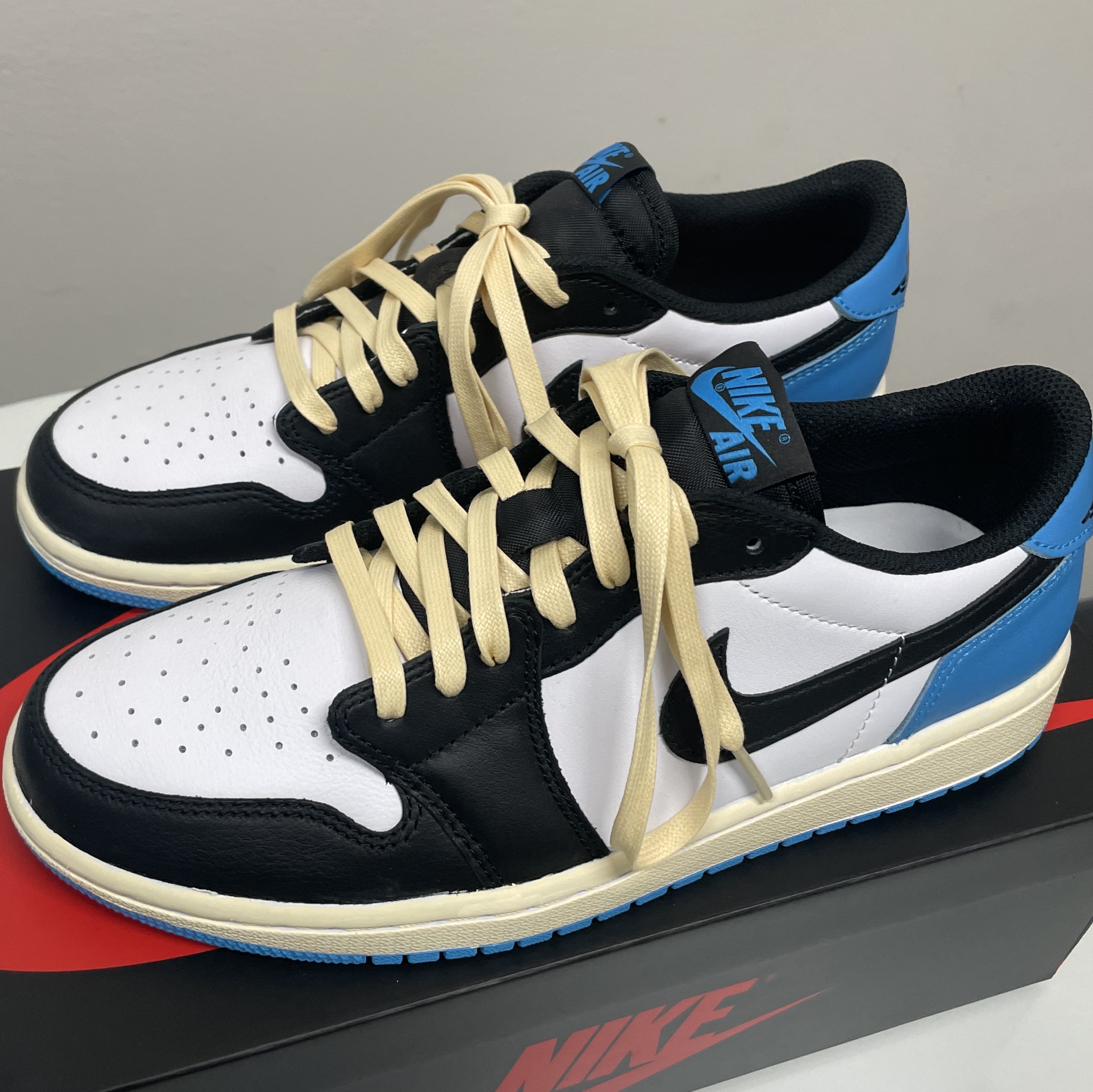 (W) Jordan 1 Retro Low OG Black and Dark Powder Blue 착용 스타일 - 3