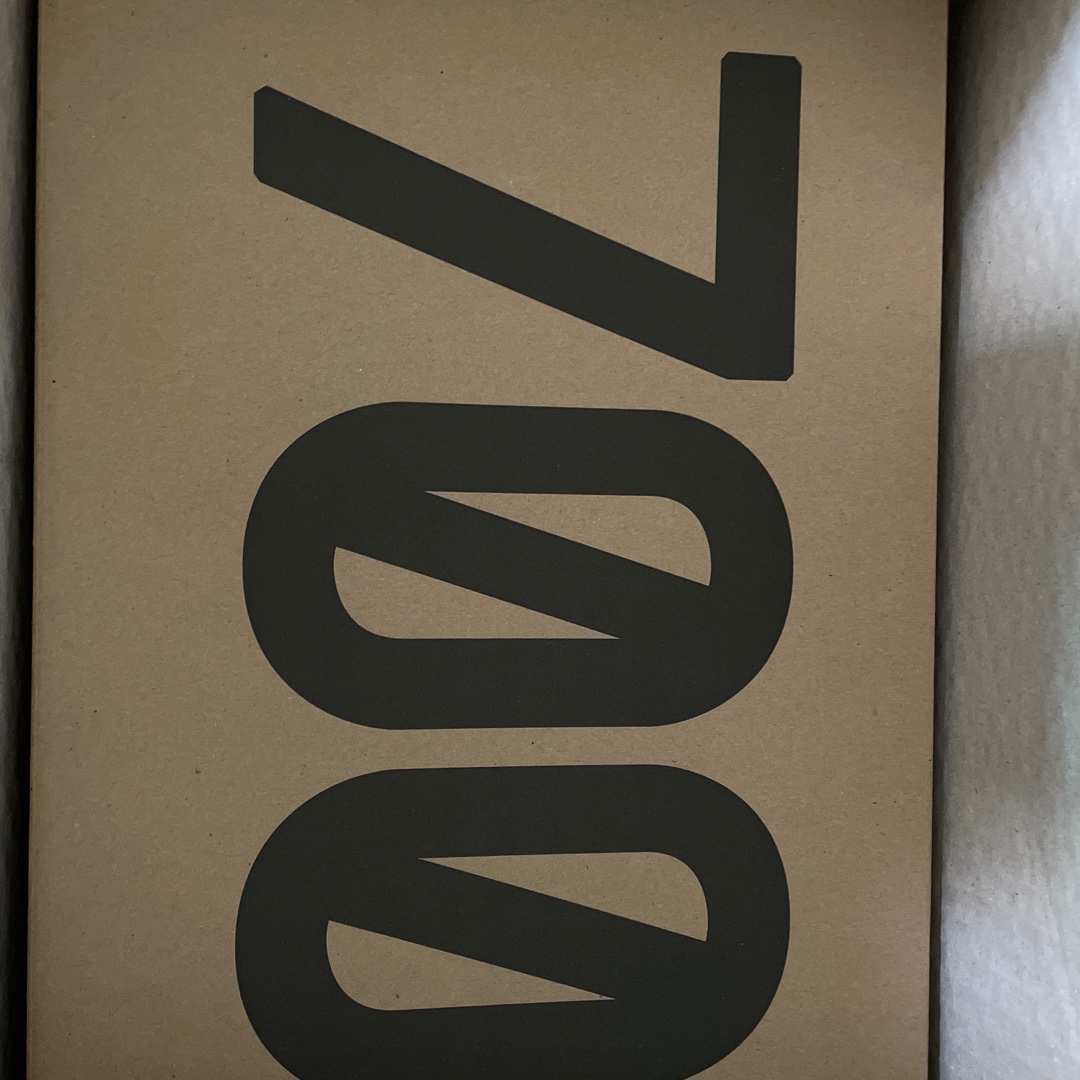Adidas Yeezy Boost 700 Analog 2022/2023 착용 스타일 - 2