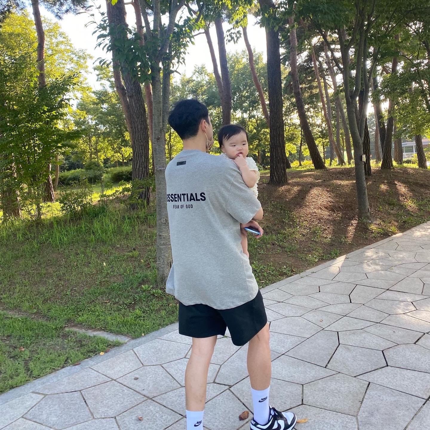 Essentials The Core Collection T-Shirt Dark Oatmeal, Essentials The Core Collection Sweatshorts Stretch Limo 착용 스타일 - 2