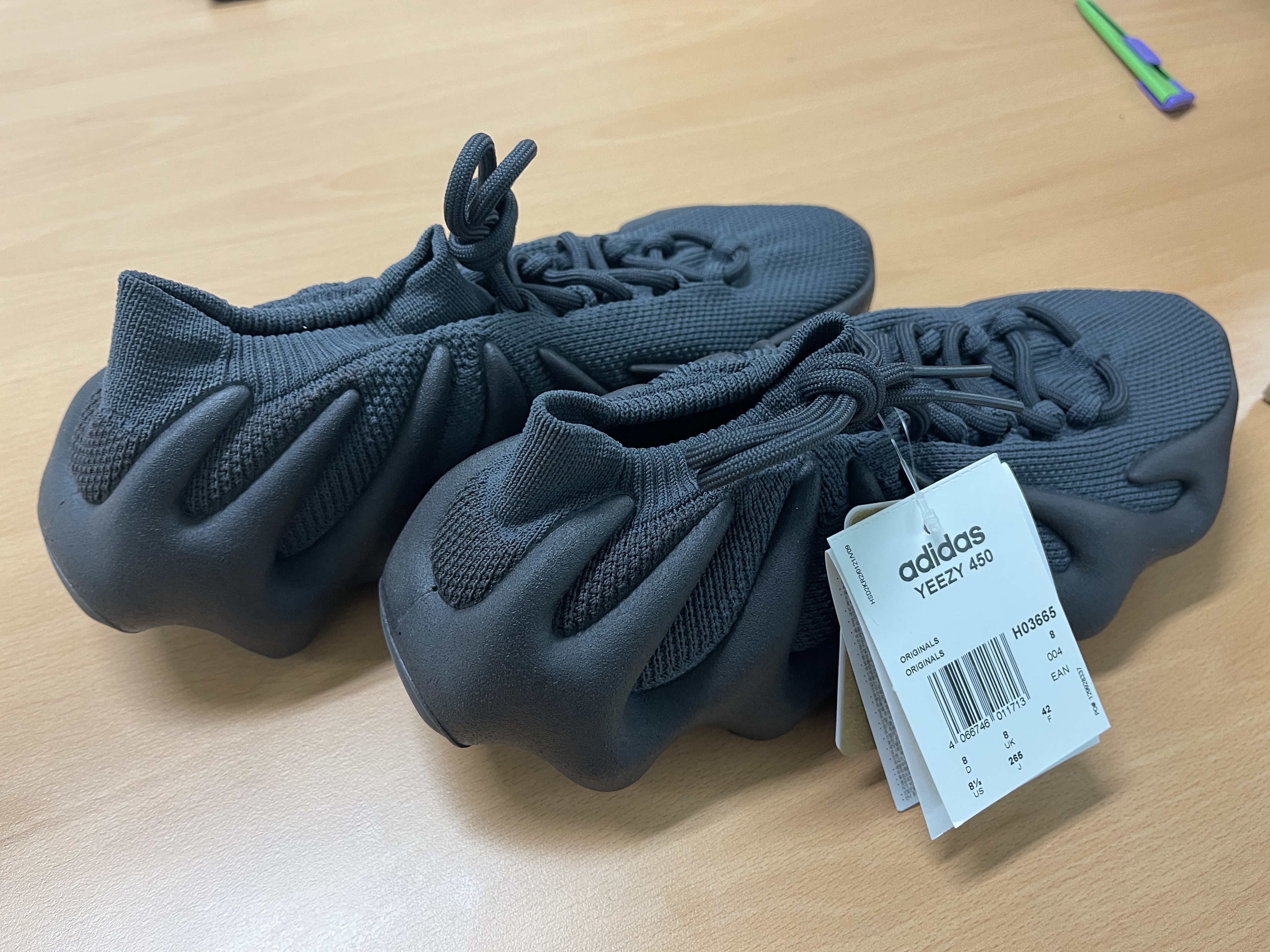 Adidas Yeezy 450 Utility Black 착용 스타일 - 1