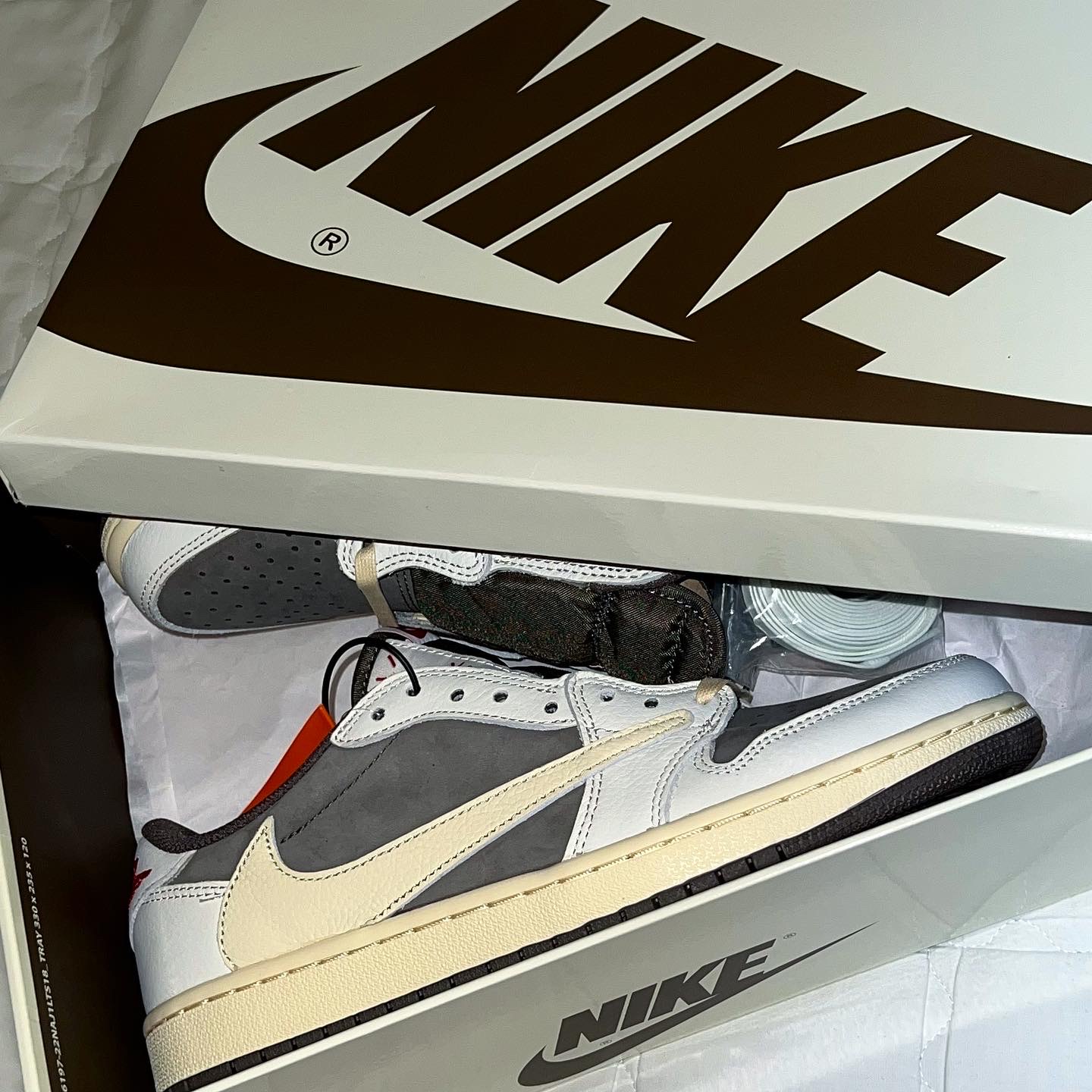 Jordan 1 x Travis Scott Retro Low OG SP Sail and Ridgerock 착용 스타일 - 1