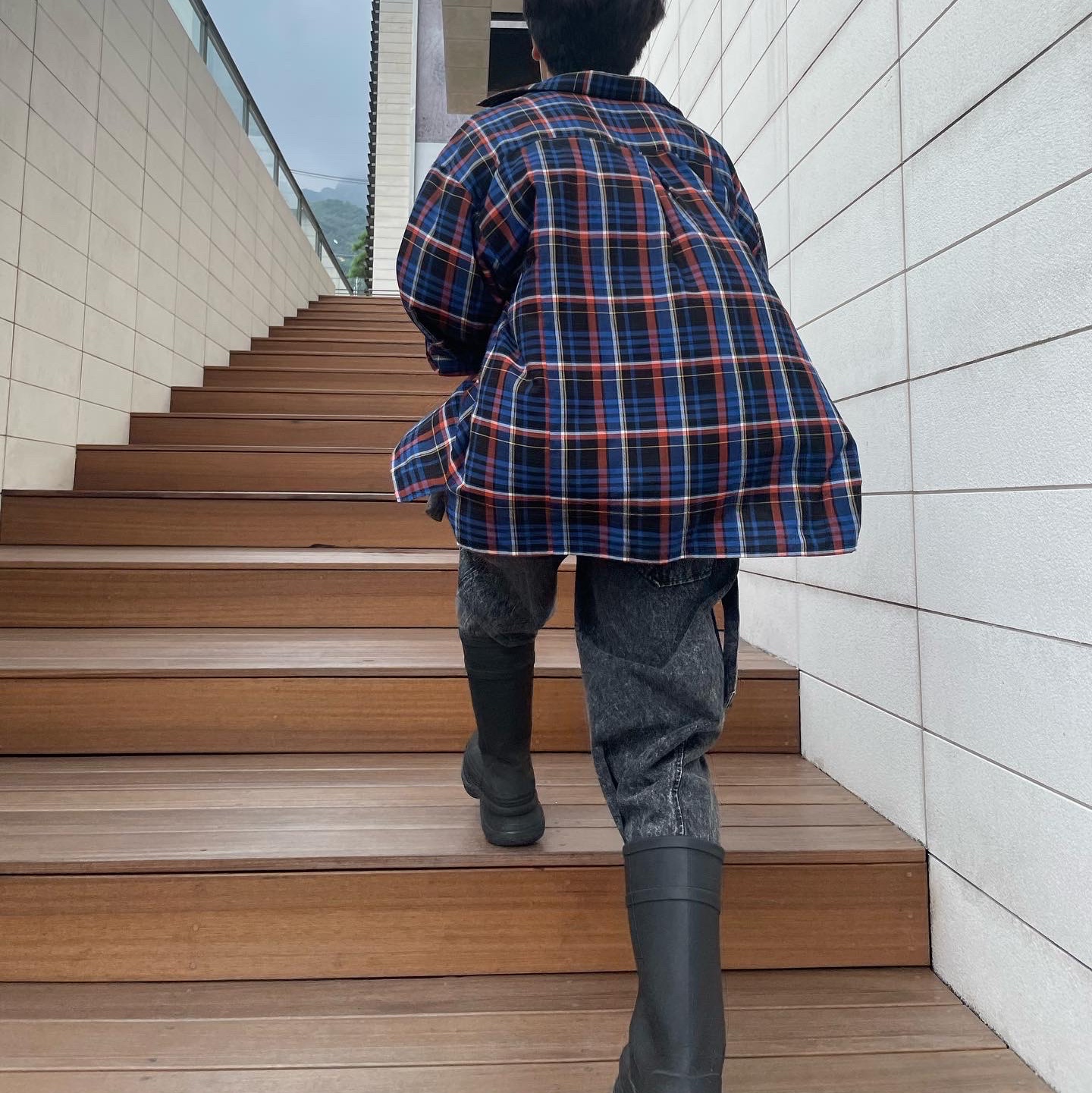 Balenciaga x Crocs Rubber Boot Black 착용 스타일 - 4