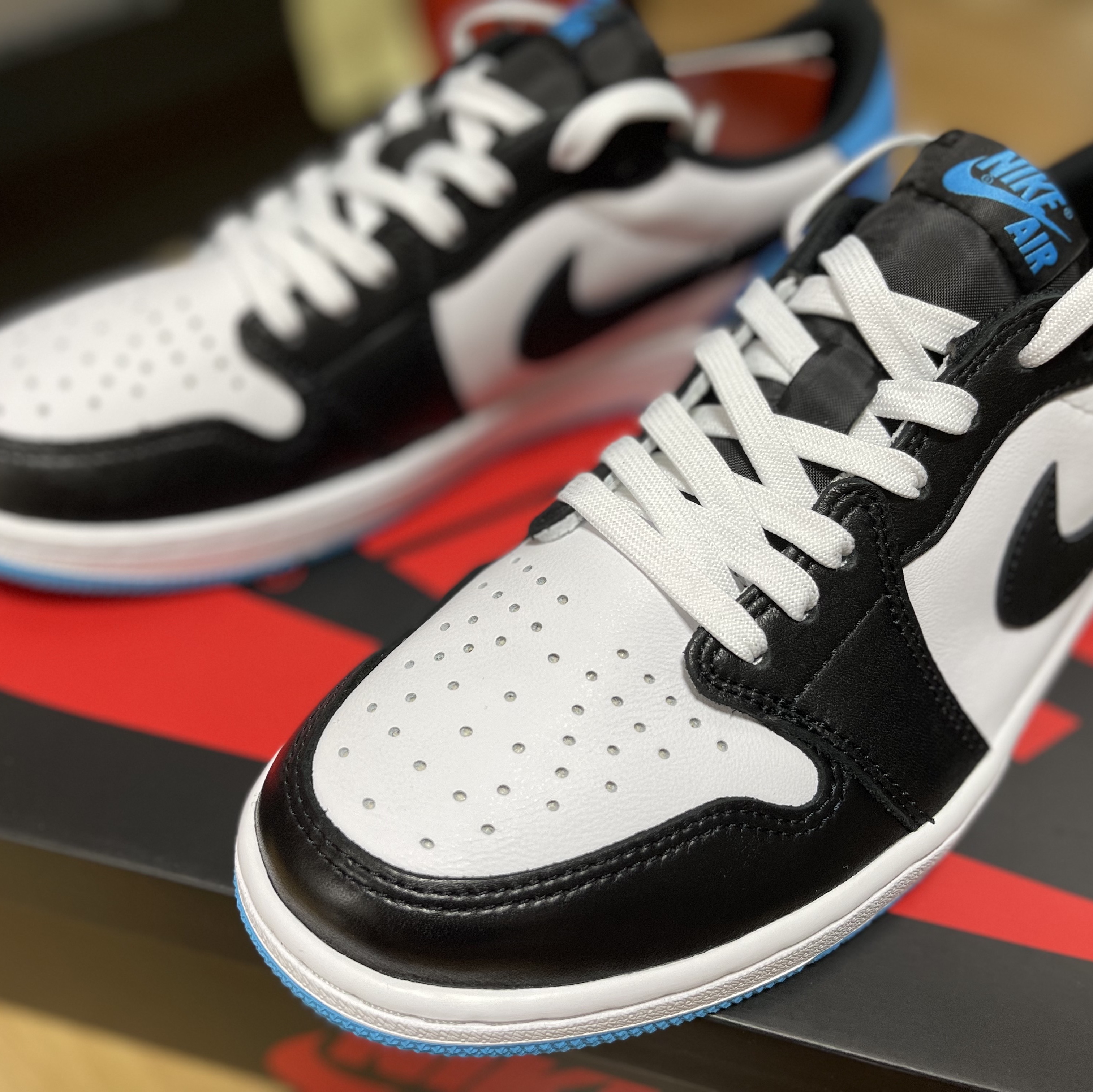 Jordan 1 Retro Low OG Black and Dark Powder Blue 착용 스타일 - 2