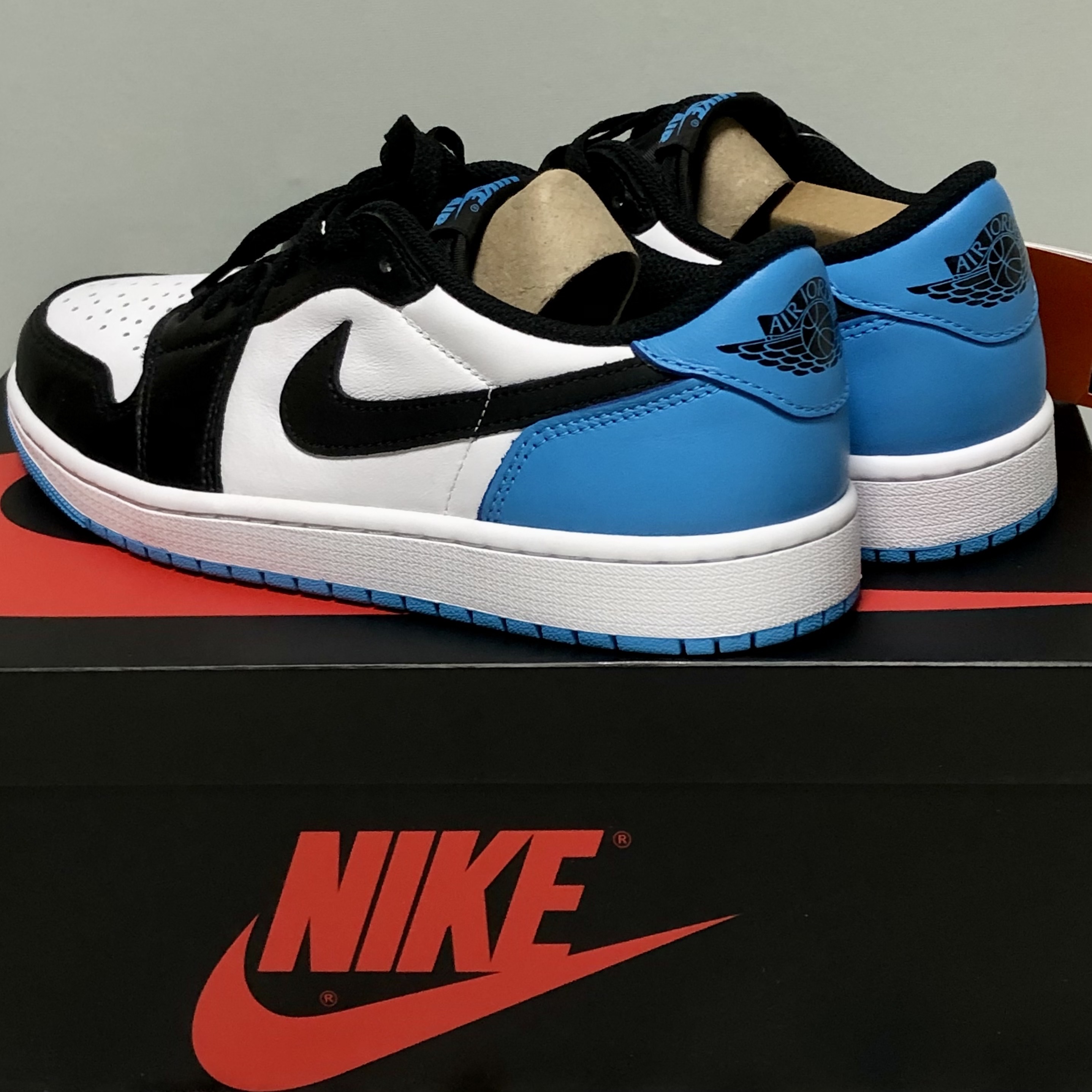 Jordan 1 Retro Low OG Black and Dark Powder Blue 착용 스타일 - 1