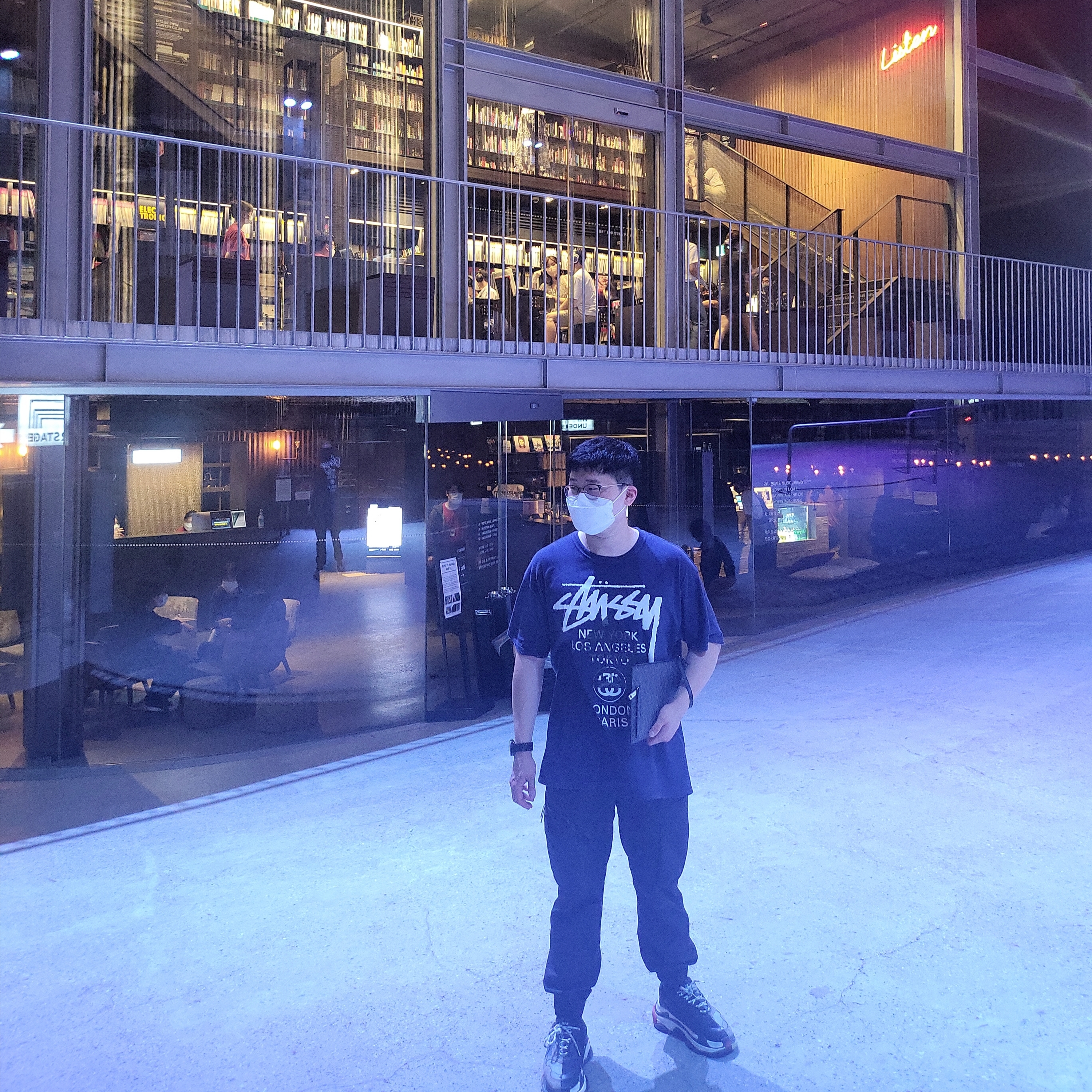 Balenciaga Triple S Sneakers Black Red 2022, Stussy DSM World Tour T-Shirt Navy 2021 착용 스타일 - 1