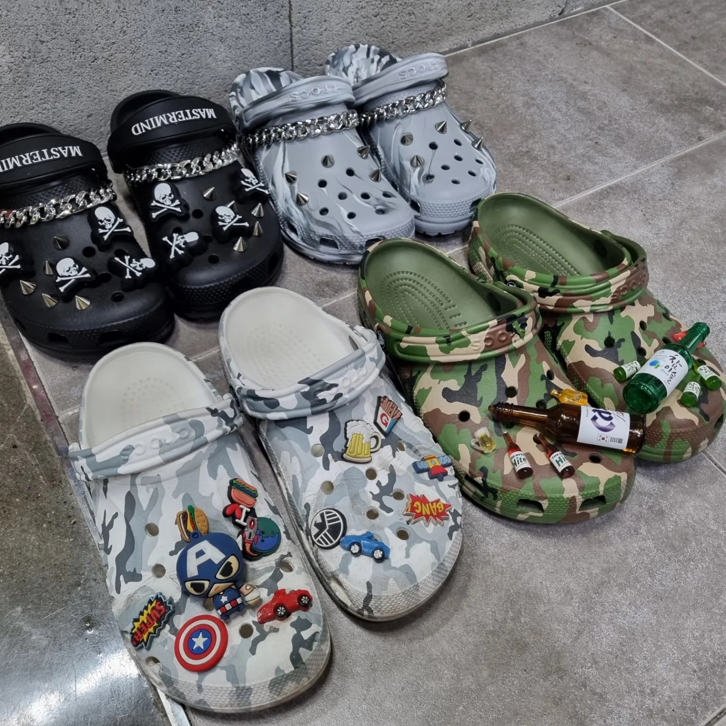 Crocs x Mastermind Classic Clog Black 착용 스타일 - 1