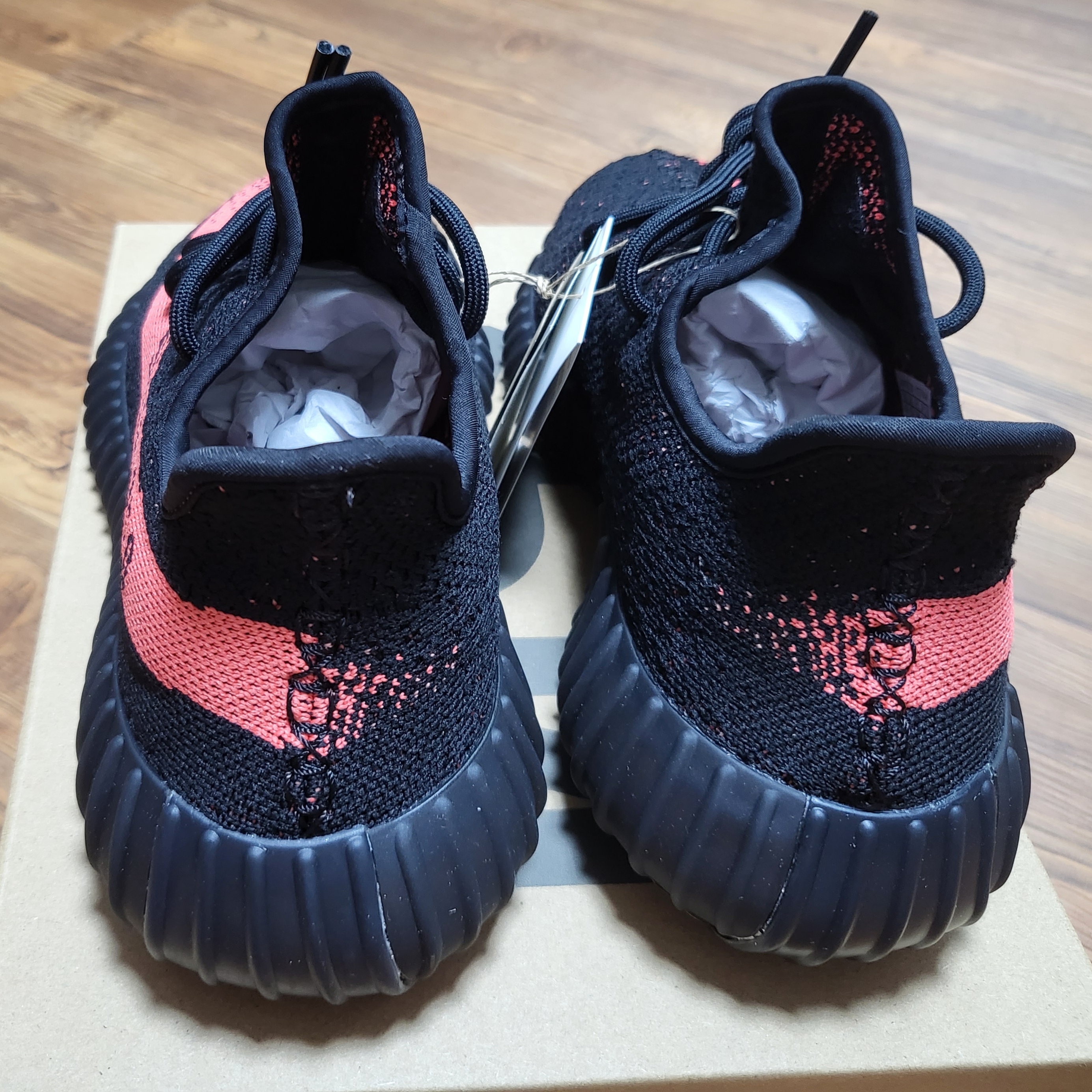 Adidas Yeezy Boost 350 V2 Core Black Red 2022/2023 착용 스타일 - 4
