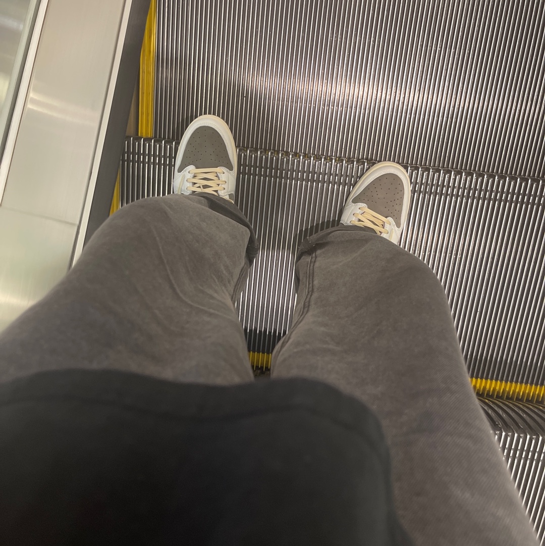 Jordan 1 x Travis Scott Retro Low OG SP Sail and Ridgerock 착용 스타일