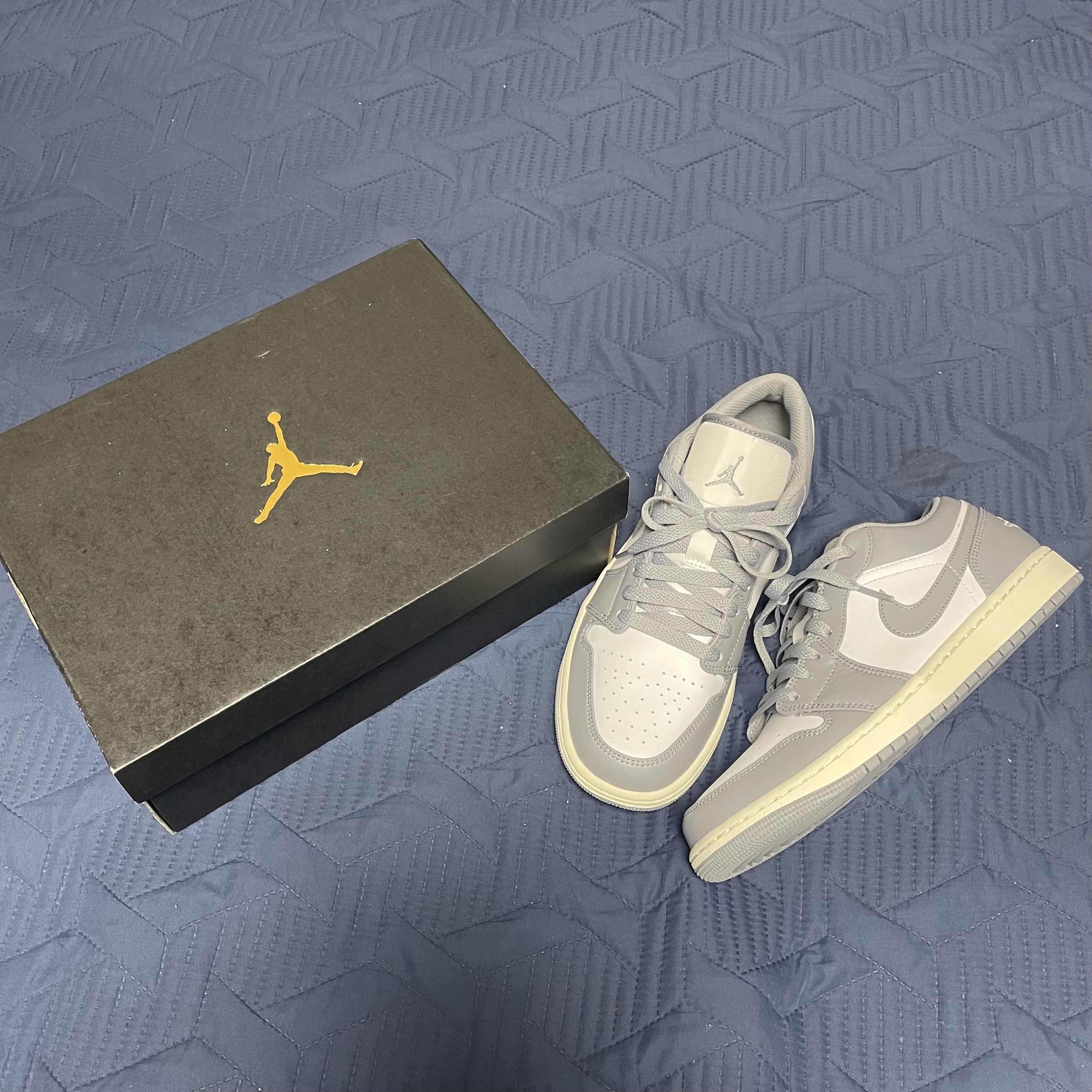Jordan 1 Low Stealth and White 착용 스타일