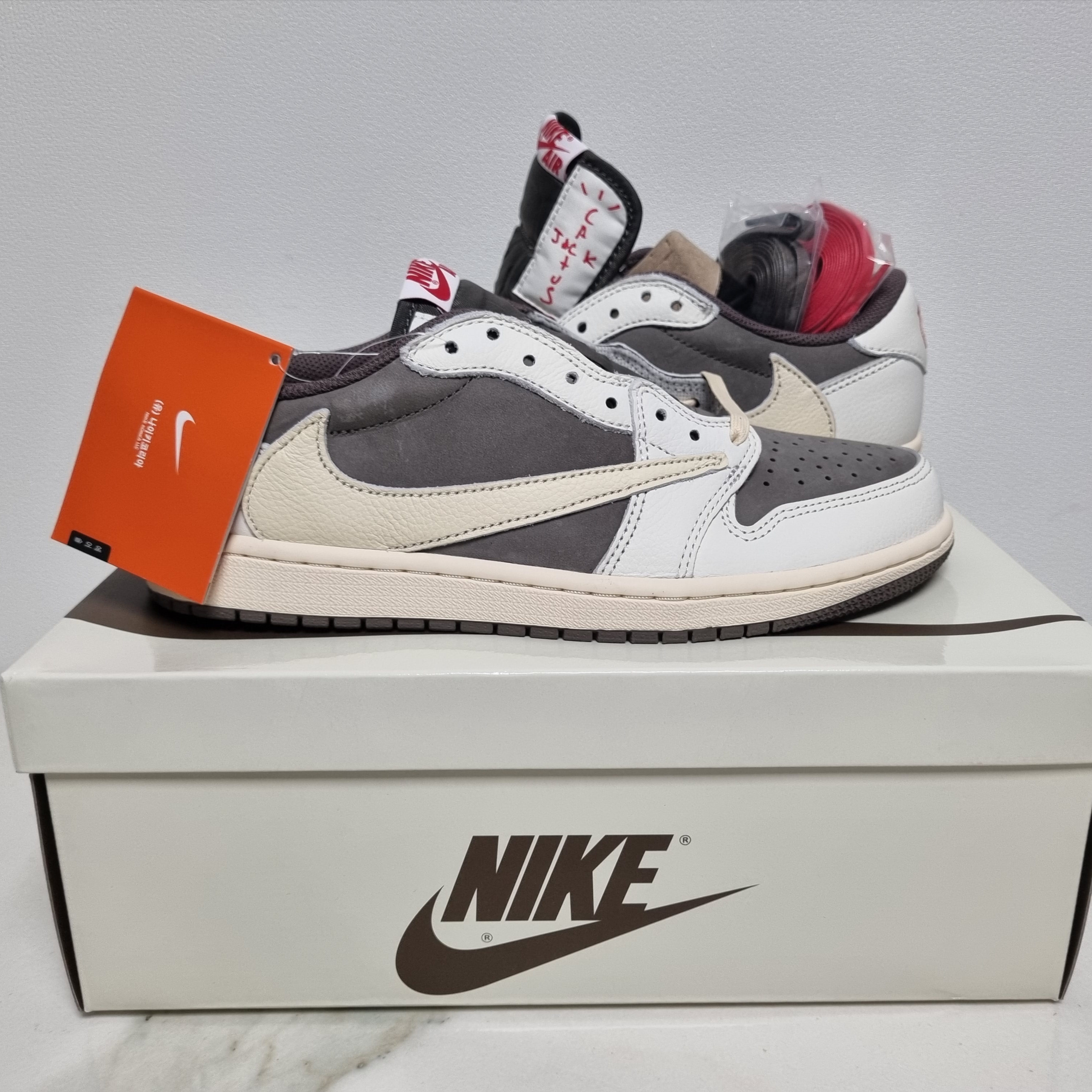 Jordan 1 x Travis Scott Retro Low OG SP Sail and Ridgerock 착용 스타일