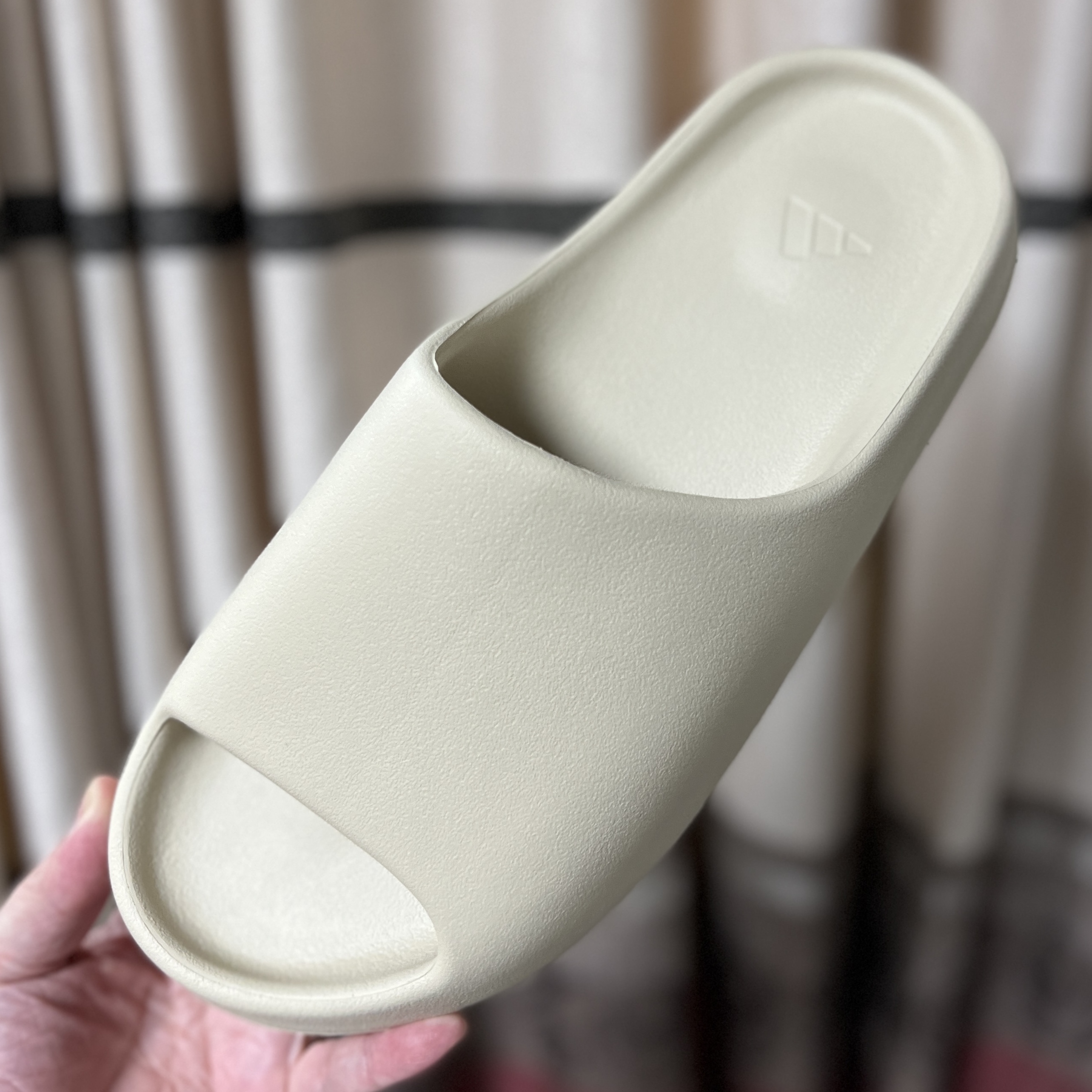 Adidas Yeezy Slide Bone 2022/2023 착용 스타일 - 1