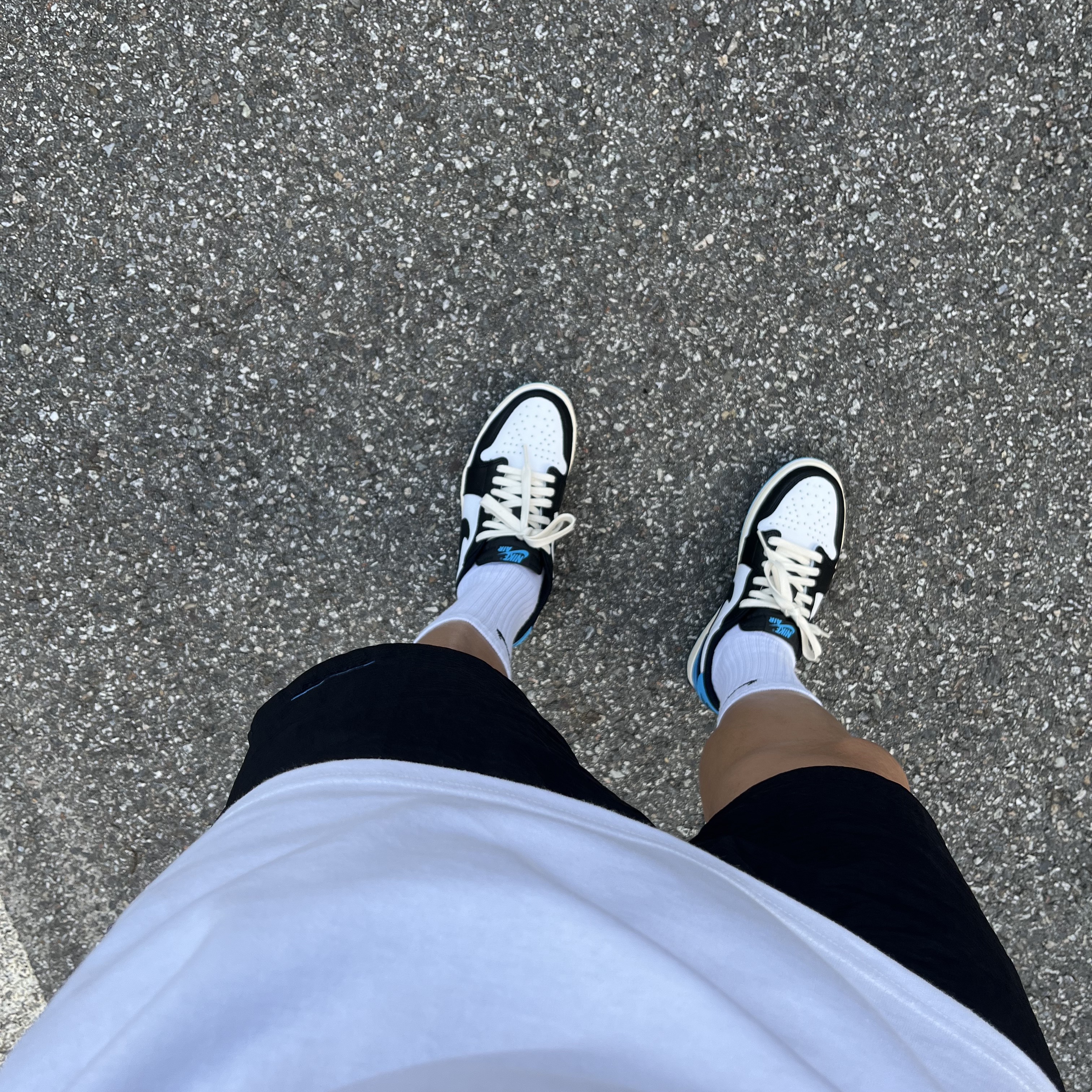 Jordan 1 Retro Low OG Black and Dark Powder Blue, IAB Studio T-Shirt White Light Green 착용 스타일