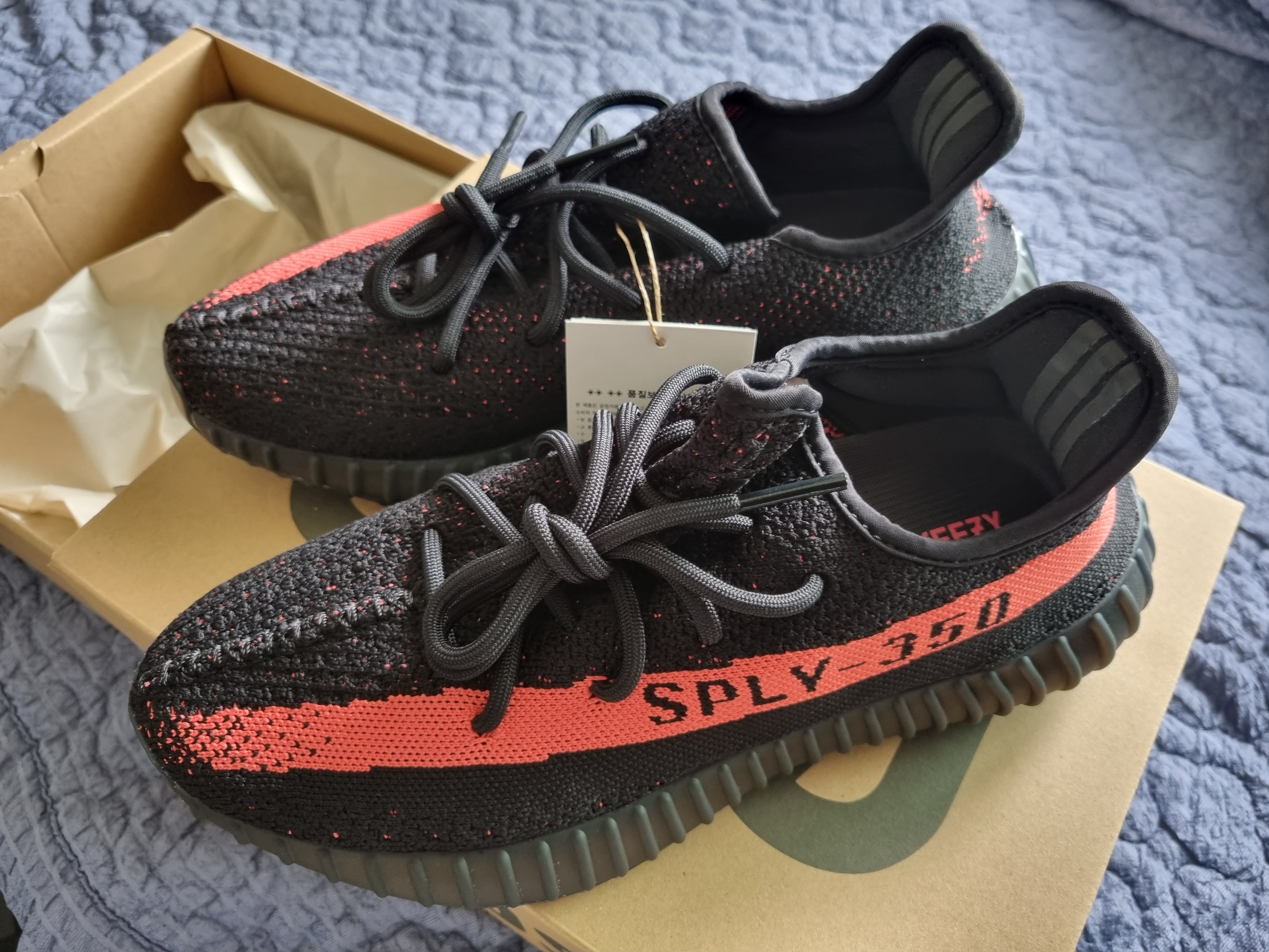 Adidas Yeezy Boost 350 V2 Core Black Red 2022/2023 착용 스타일 - 1