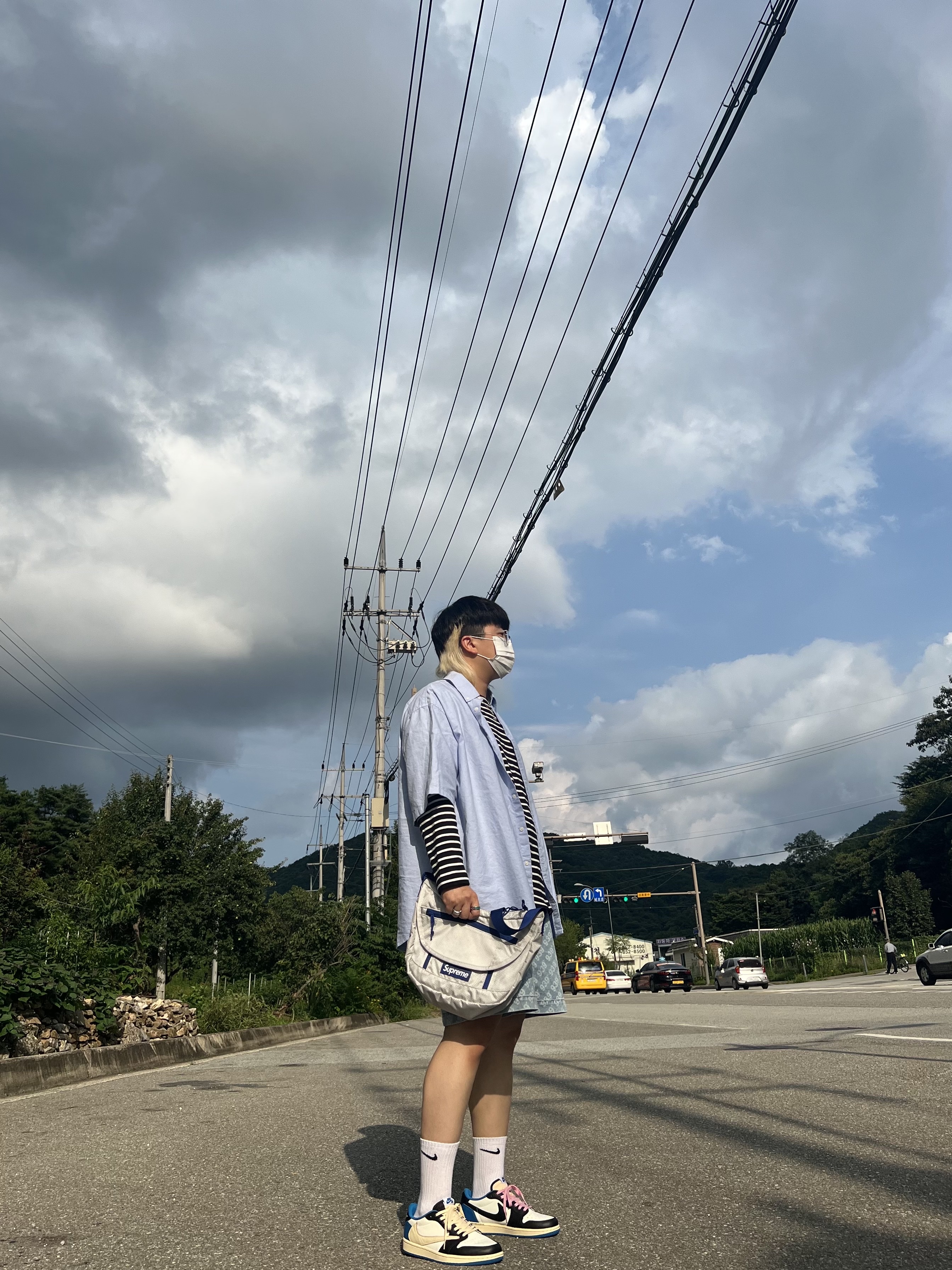 Jordan 1 x Travis Scott x Fragment Retro Low OG SP Military Blue, Supreme Small Messenger Bag Silver - 22SS 착용 스타일 - 1