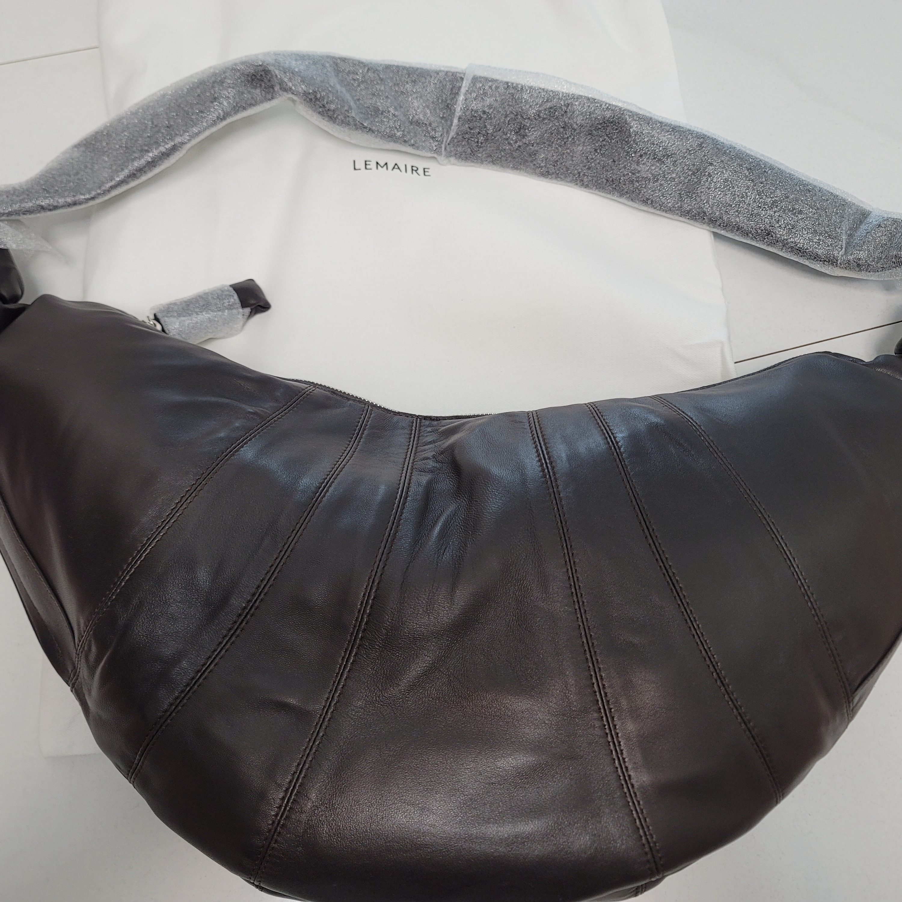 Lemaire Large Croissant Bag Soft Nappa Leather Dark Chocolate, Lemaire Small Croissant Bag Soft Nappa Leather Dark Chocolate 착용 스타일 - 2