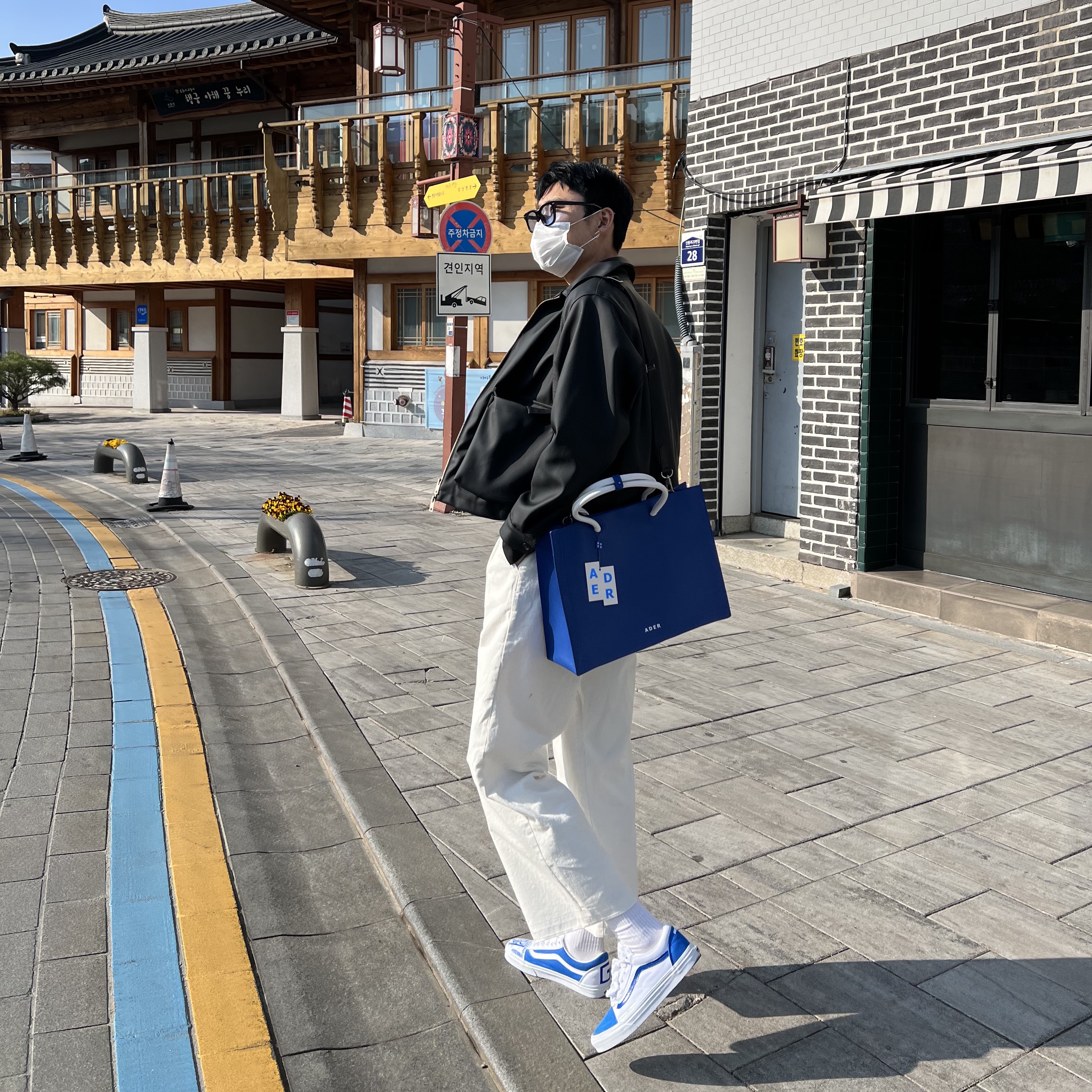 Ader Error Wide Shopper Bag Z-Blue 착용 스타일