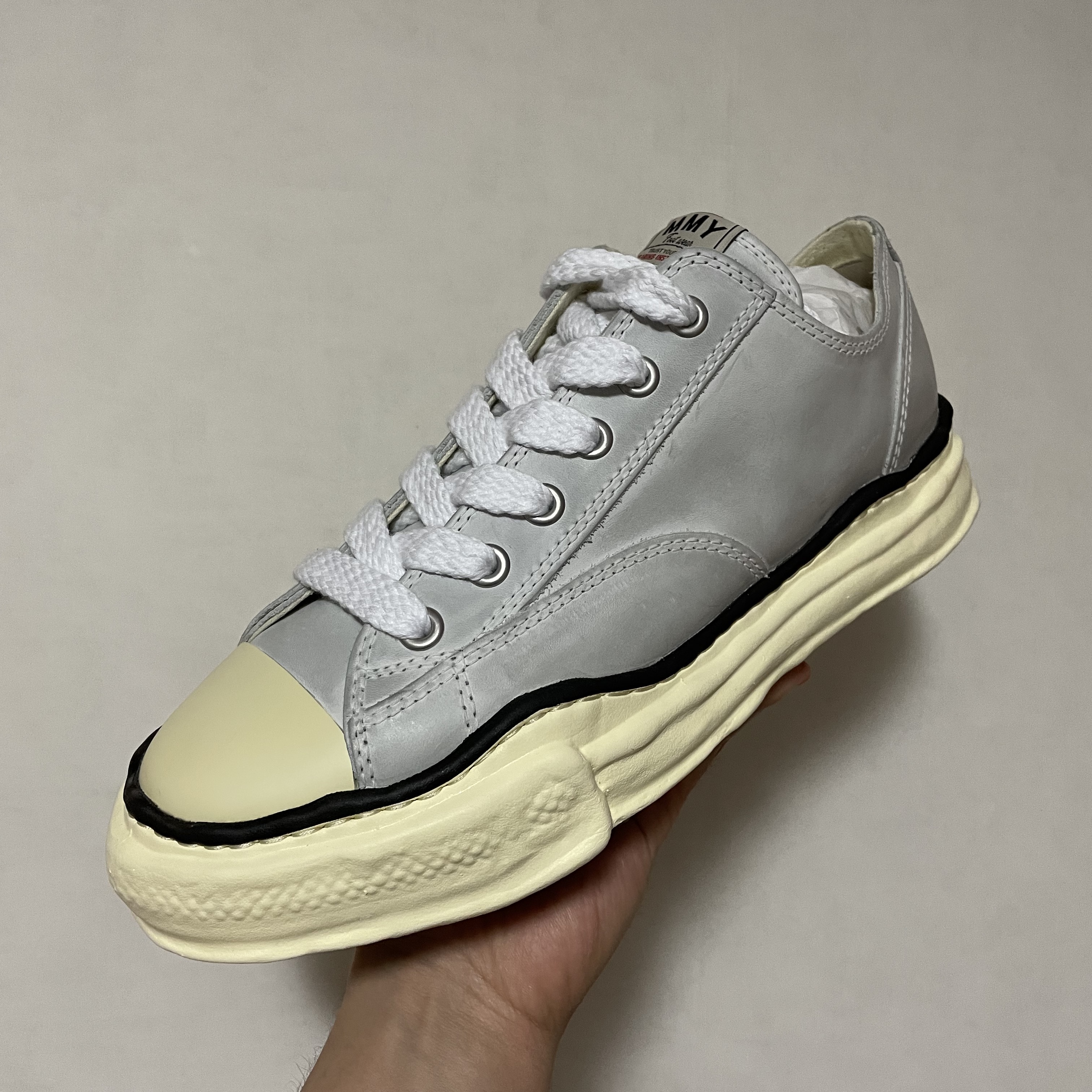 Maison Mihara Yasuhiro Peterson OG Sole Paraffin Leather Low-top Sneakers White 착용 스타일