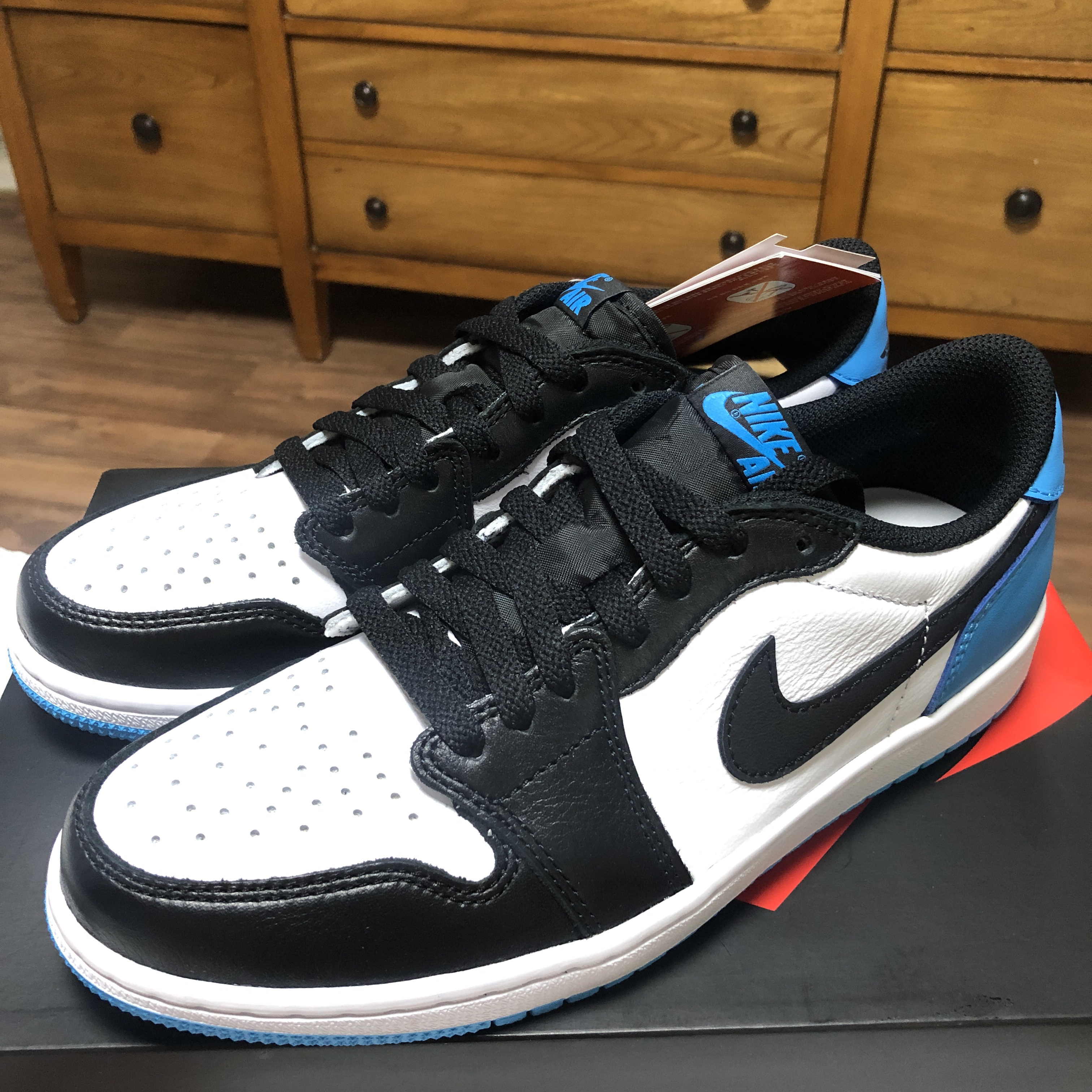 Jordan 1 Retro Low OG Black and Dark Powder Blue 착용 스타일