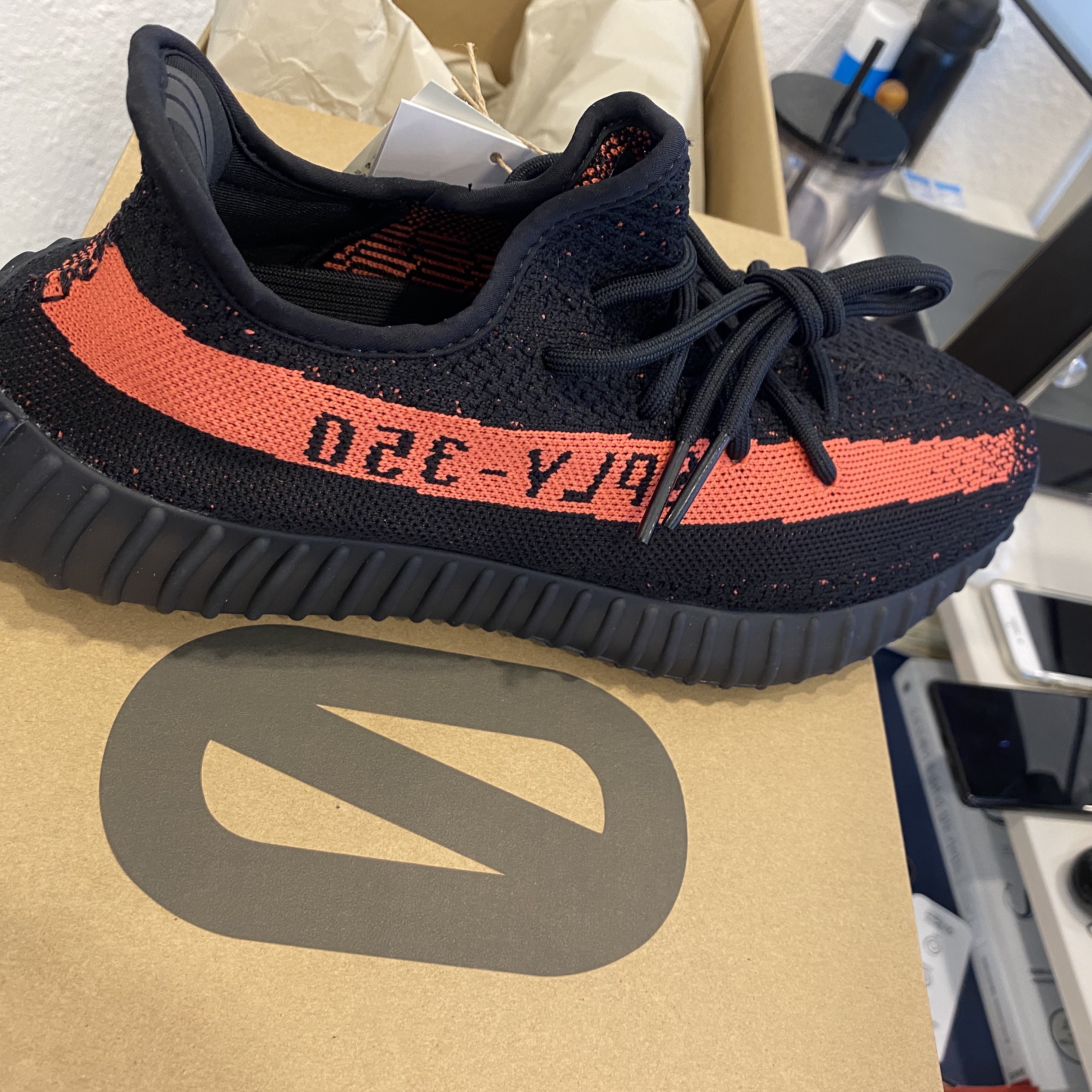Adidas Yeezy Boost 350 V2 Core Black Red 2022/2023 착용 스타일 - 1