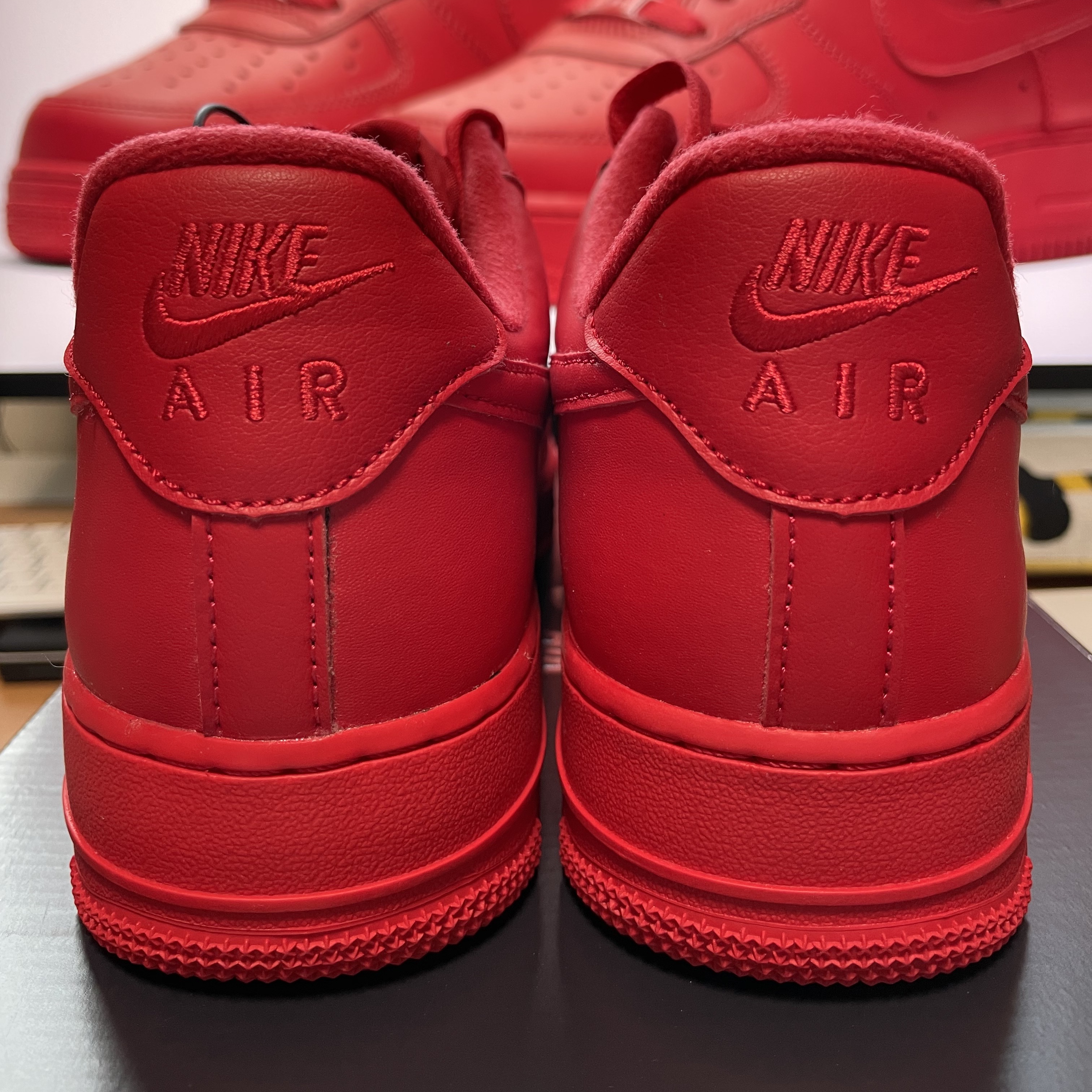 Nike Air Force 1 '07 LV8 Low 1 Triple Red 착용 스타일 - 4