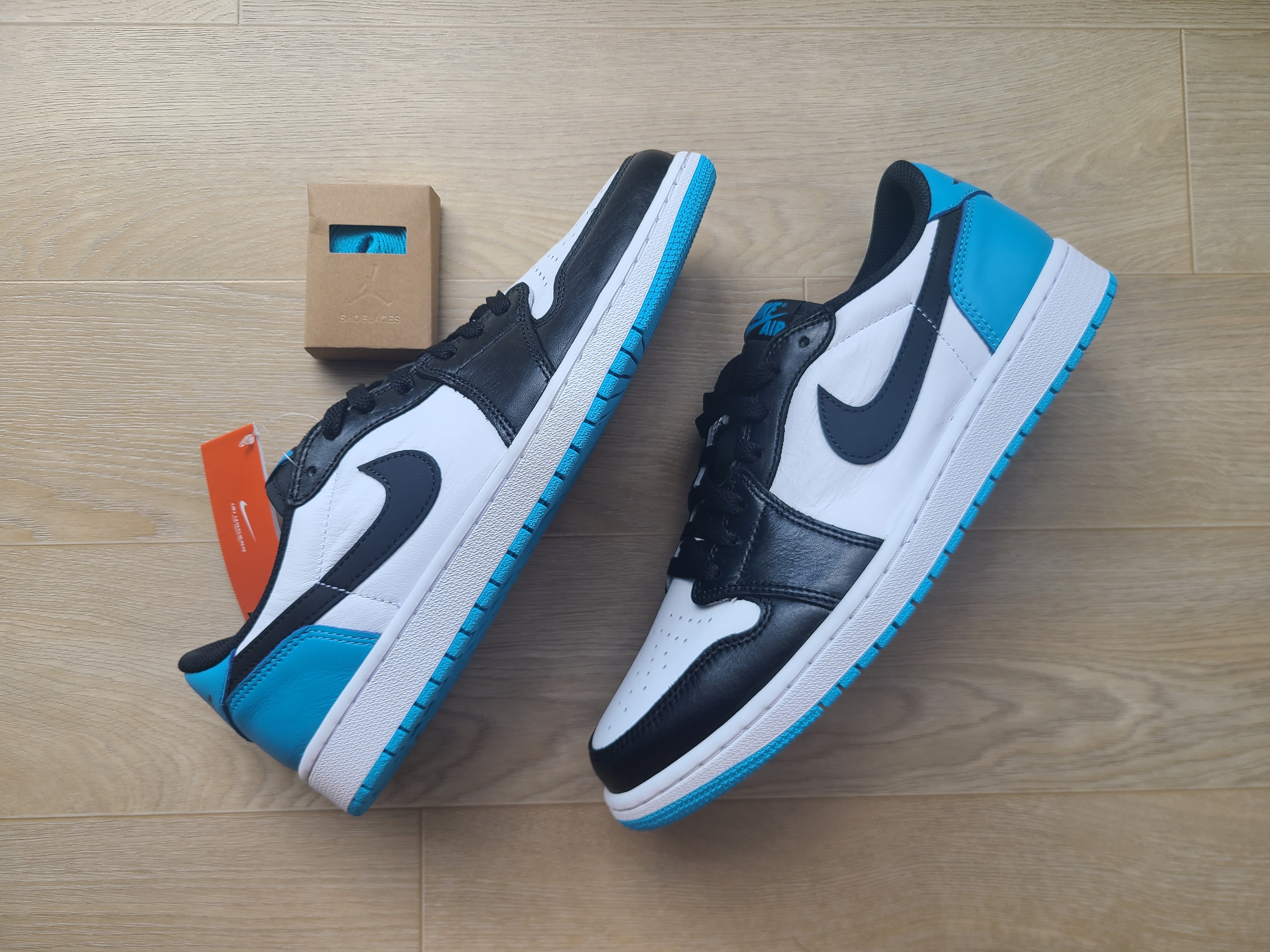 Jordan 1 Retro Low OG Black and Dark Powder Blue 착용 스타일
