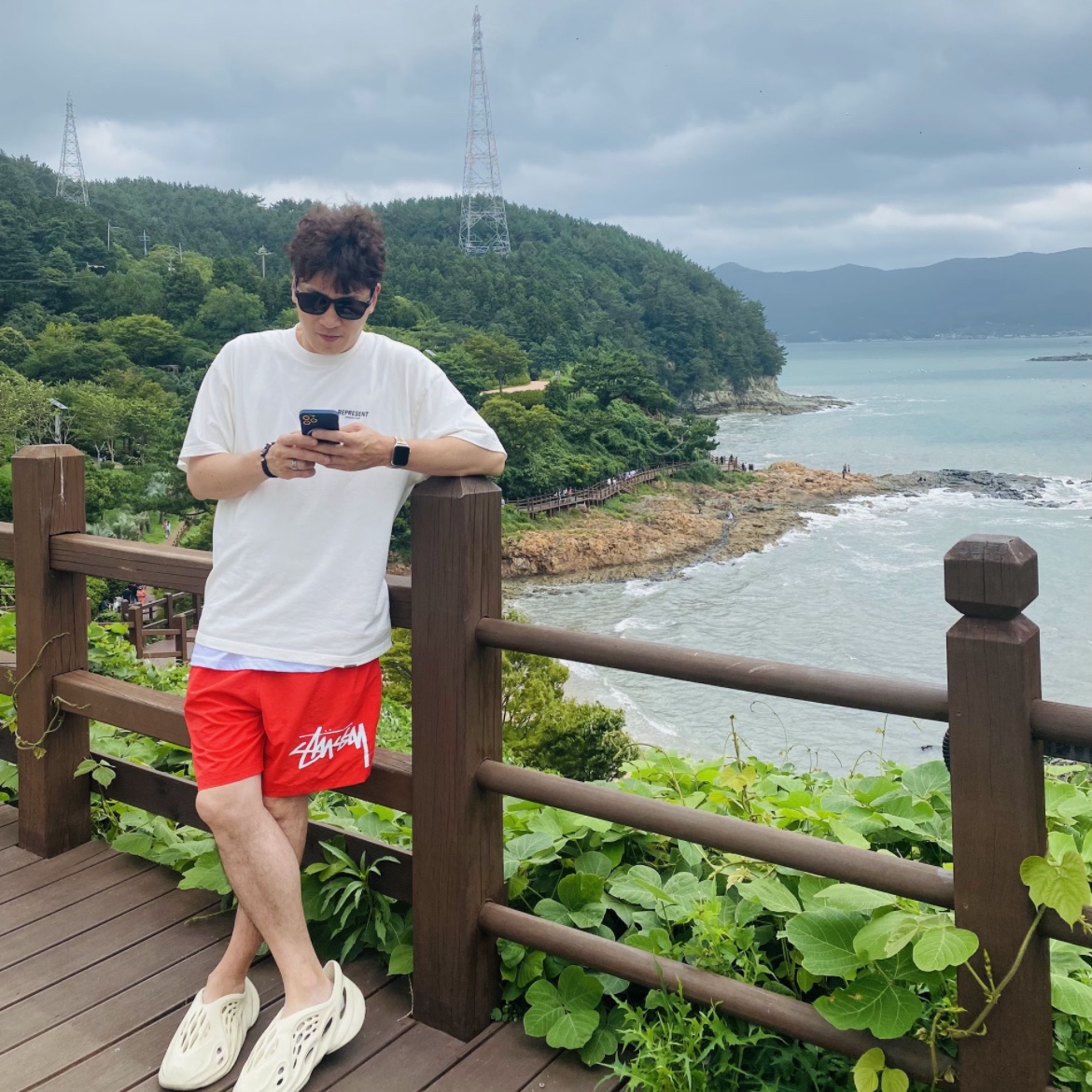 Nike x Stussy Water Shorts Habanero Red, Adidas Yeezy Foam RNNR Sand 착용 스타일