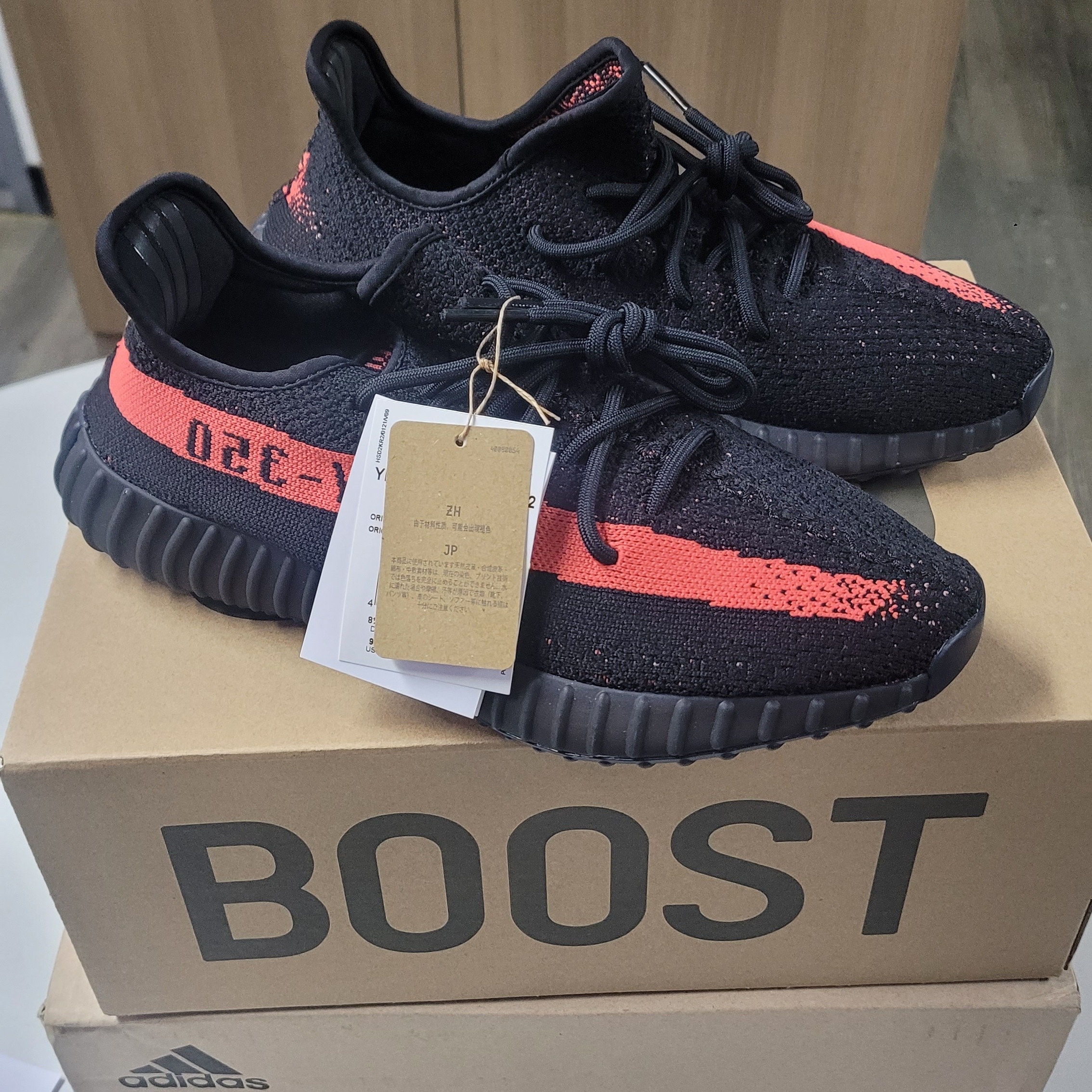 Adidas Yeezy Boost 350 V2 Core Black Red 2022/2023 착용 스타일