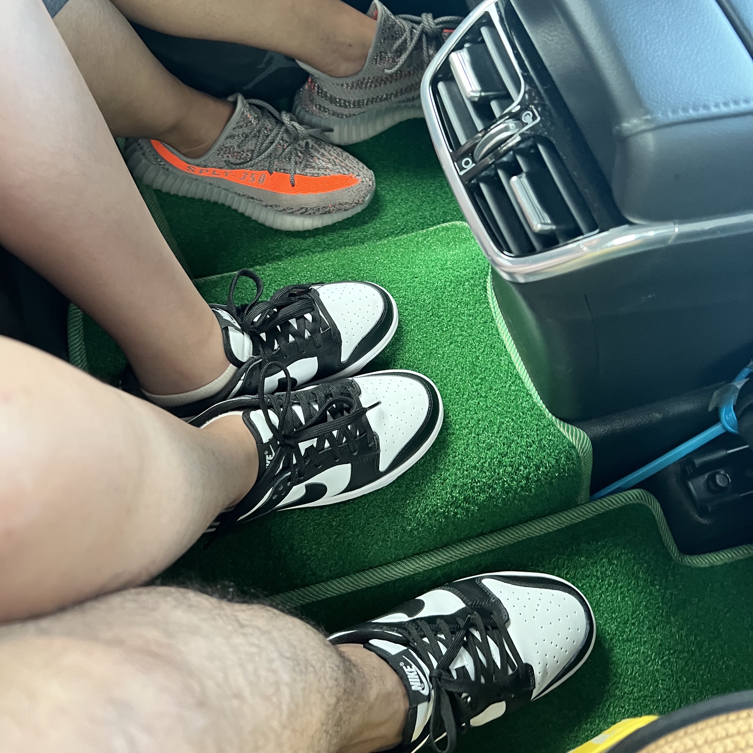 Adidas Yeezy Boost 350 V2 Beluga - Reflective, Nike Dunk Low Retro Black 착용 스타일