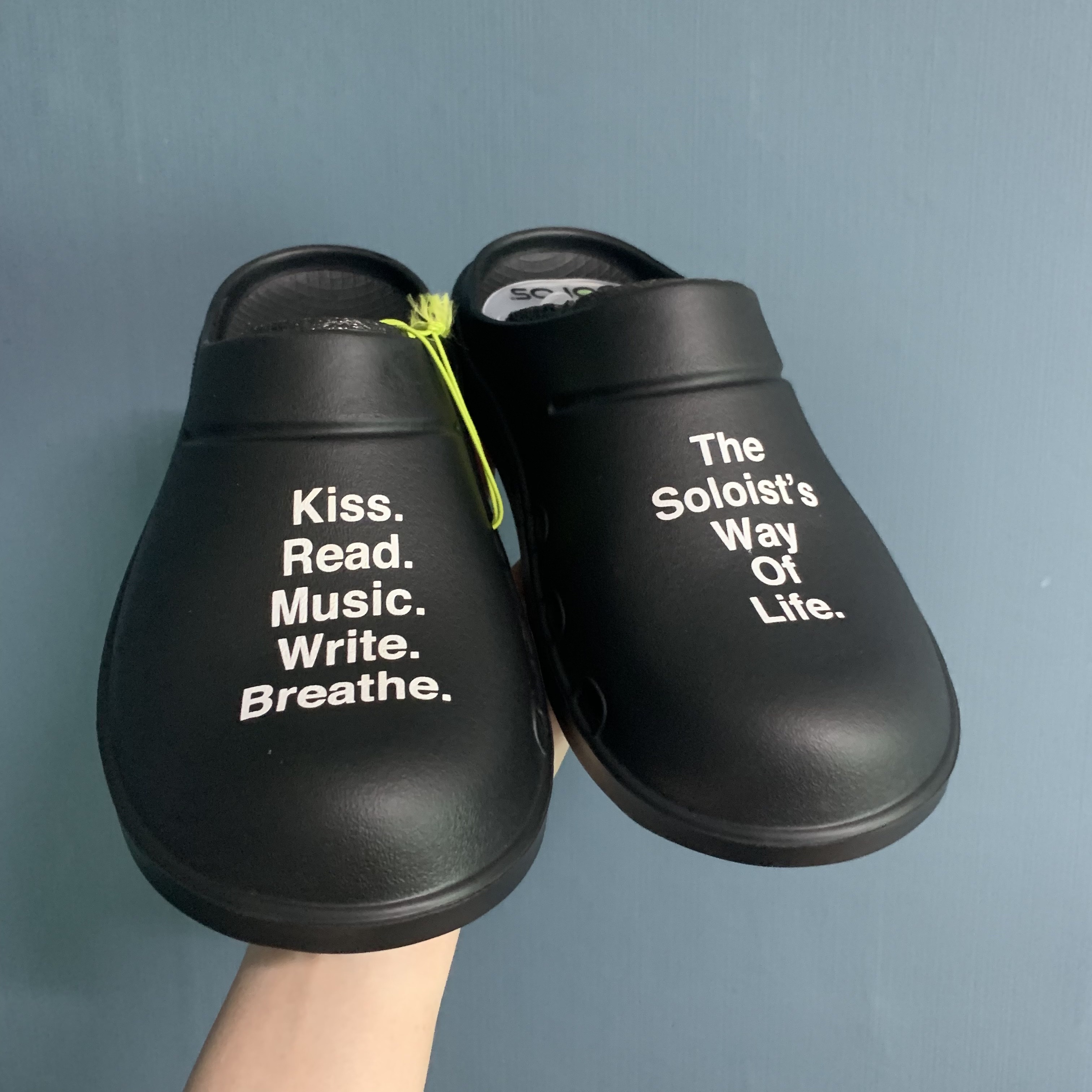 Oofos x Takahiromiyashita The Soloist The Soloist's Way Of Life Clog Black White 착용 스타일
