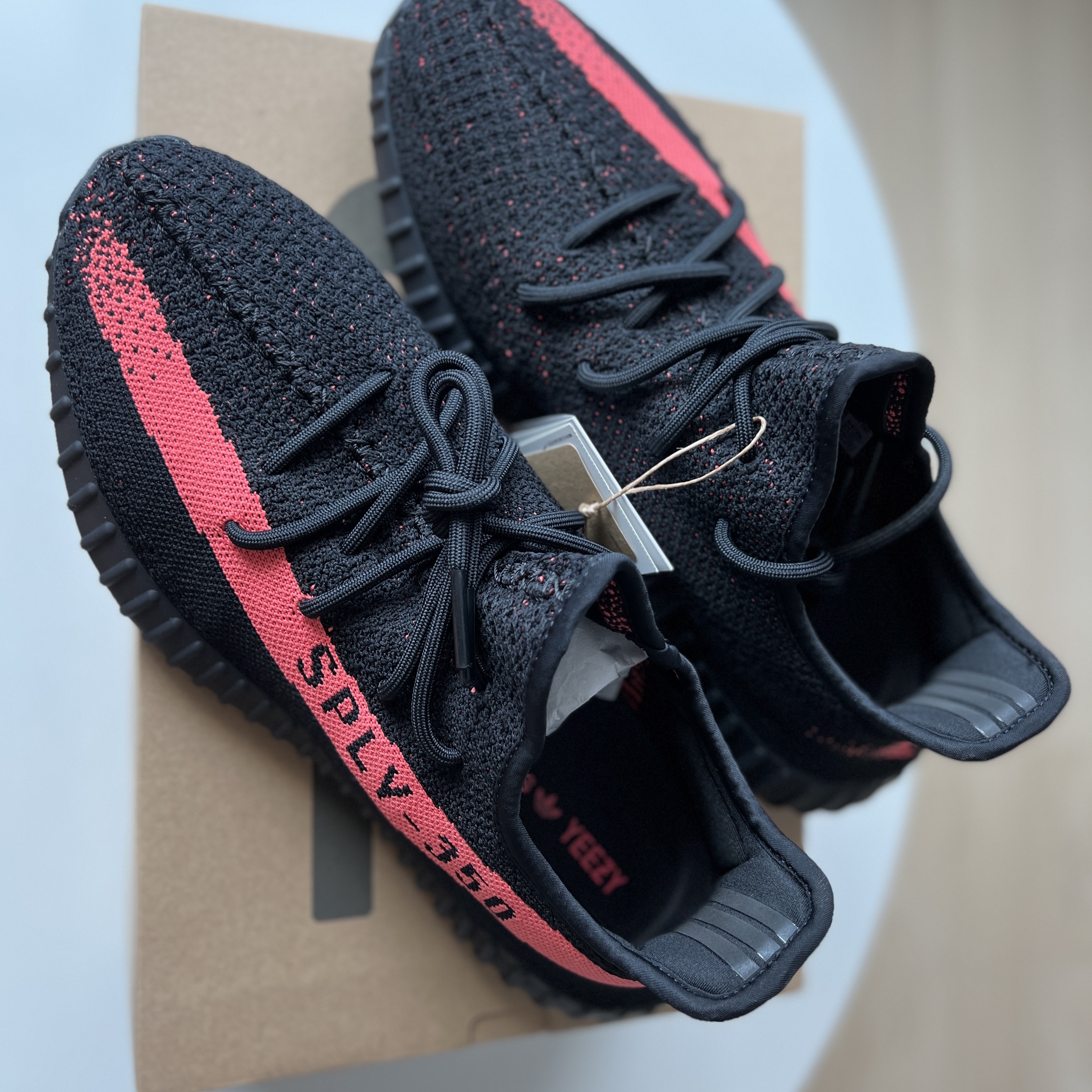 Adidas Yeezy Boost 350 V2 Core Black Red 2022/2023 착용 스타일 - 2