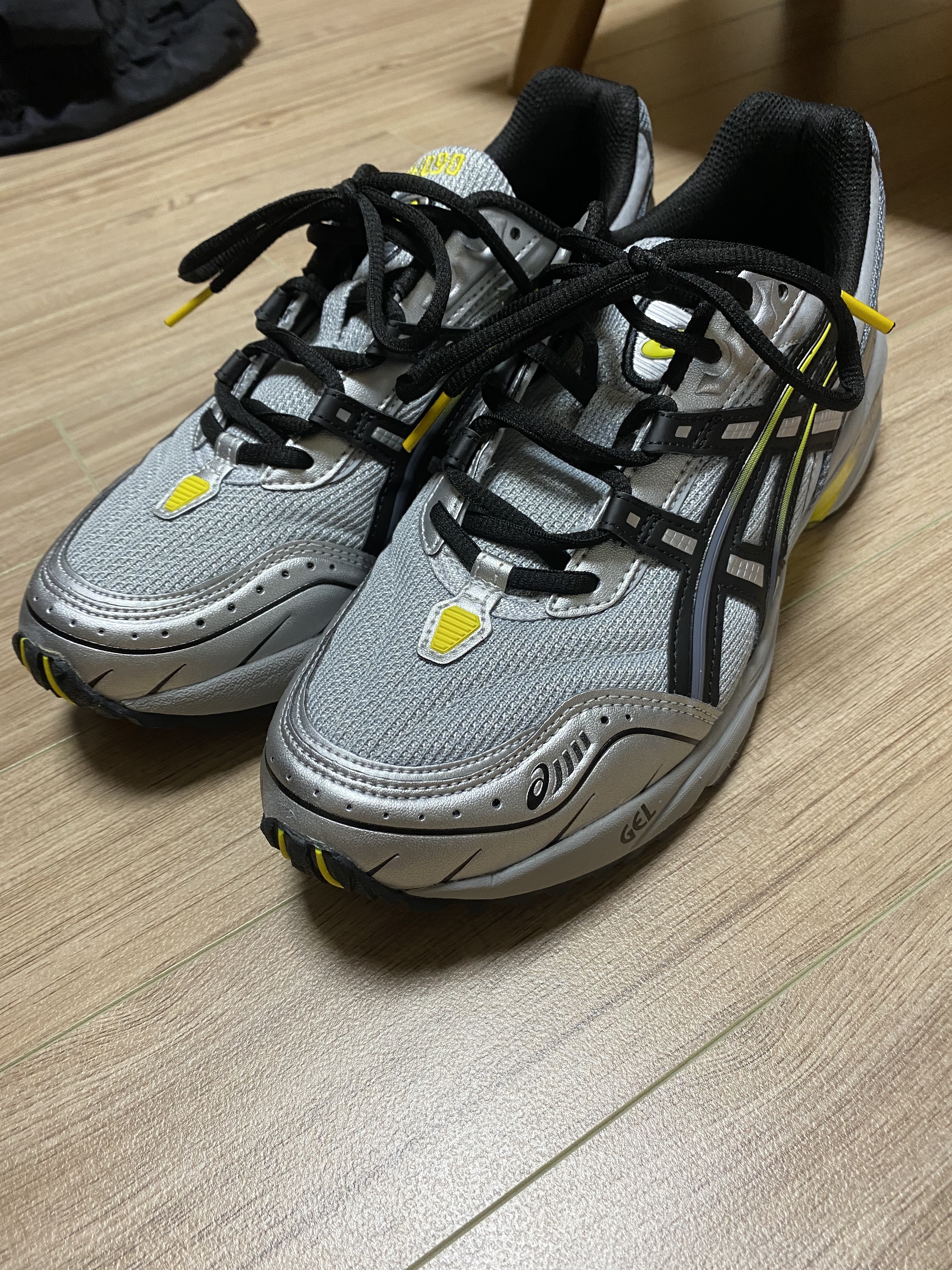 Asics Gel-1090 Mid Grey Black 착용 스타일 - 1