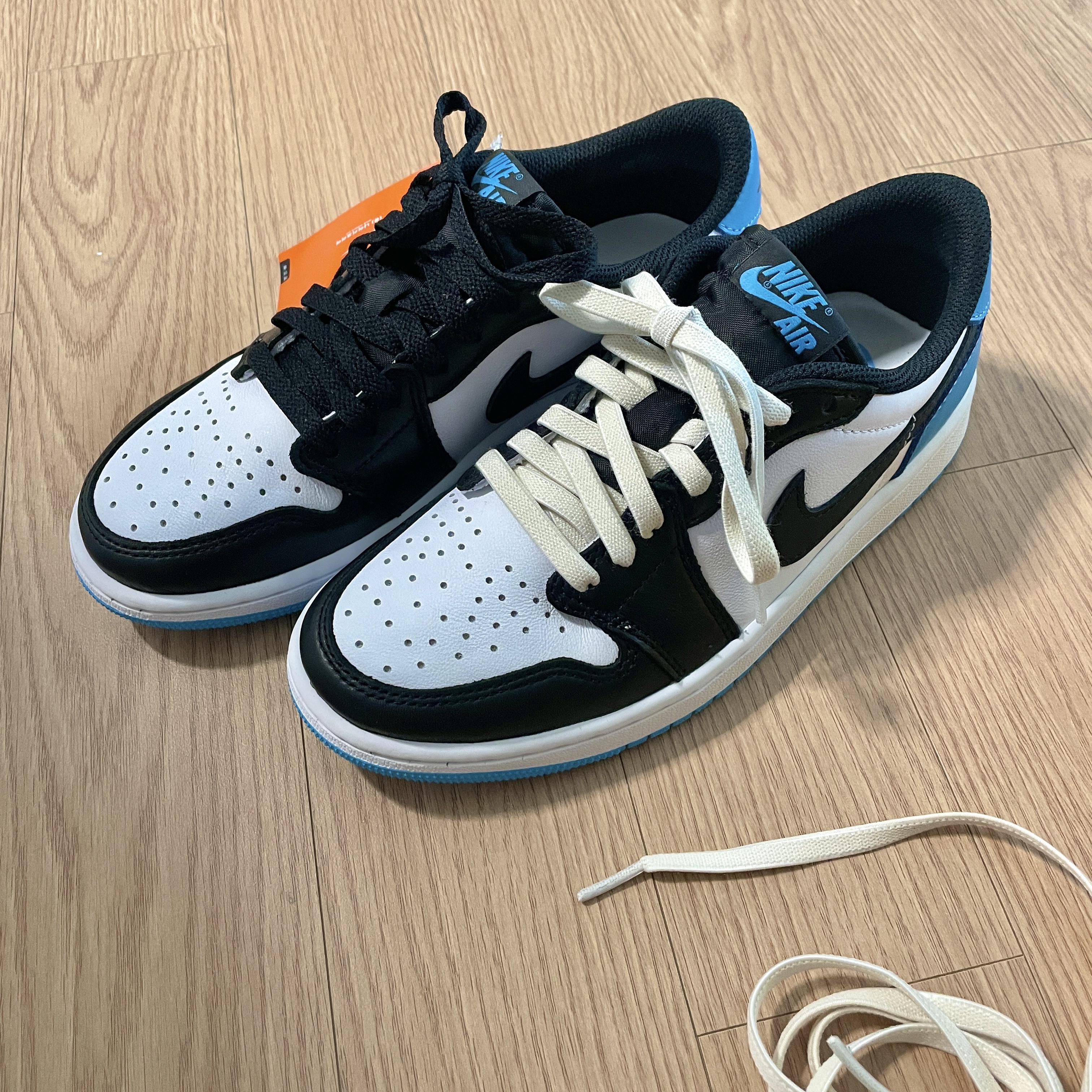 Jordan 1 Retro Low OG Black and Dark Powder Blue 착용 스타일